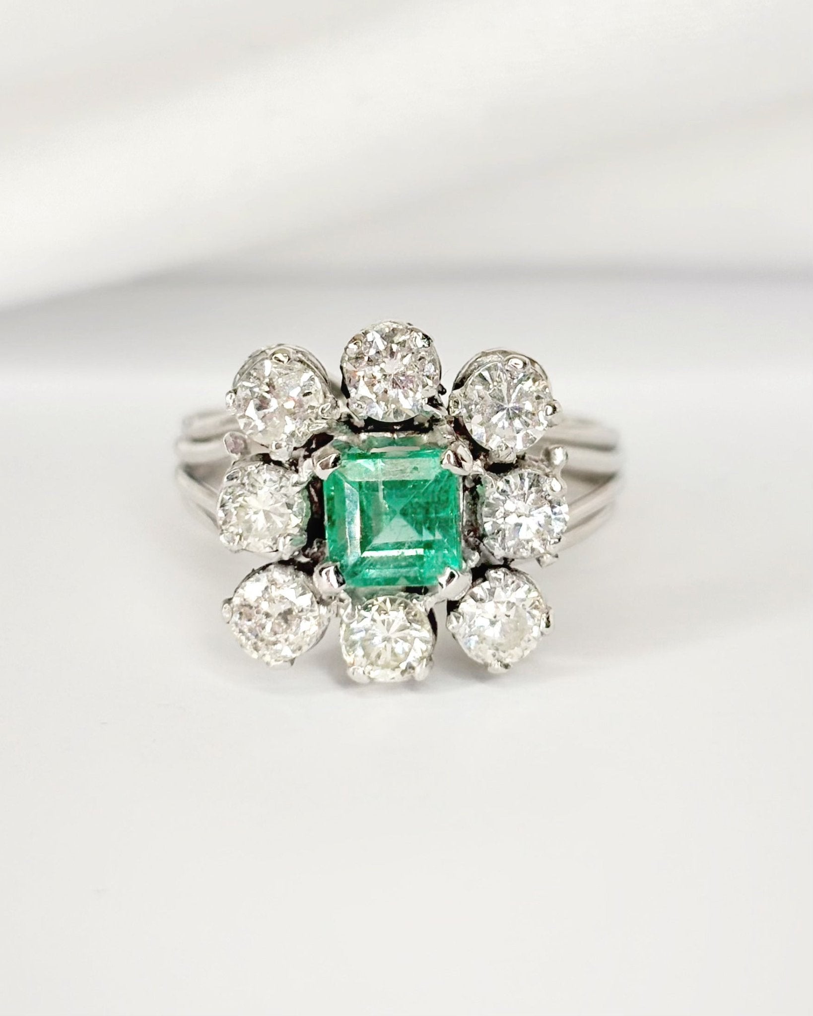 Bague Marguerite Émeraude 1.05 carat &amp; Diamants 1.50 carat "Lisa" - Elliade Paris