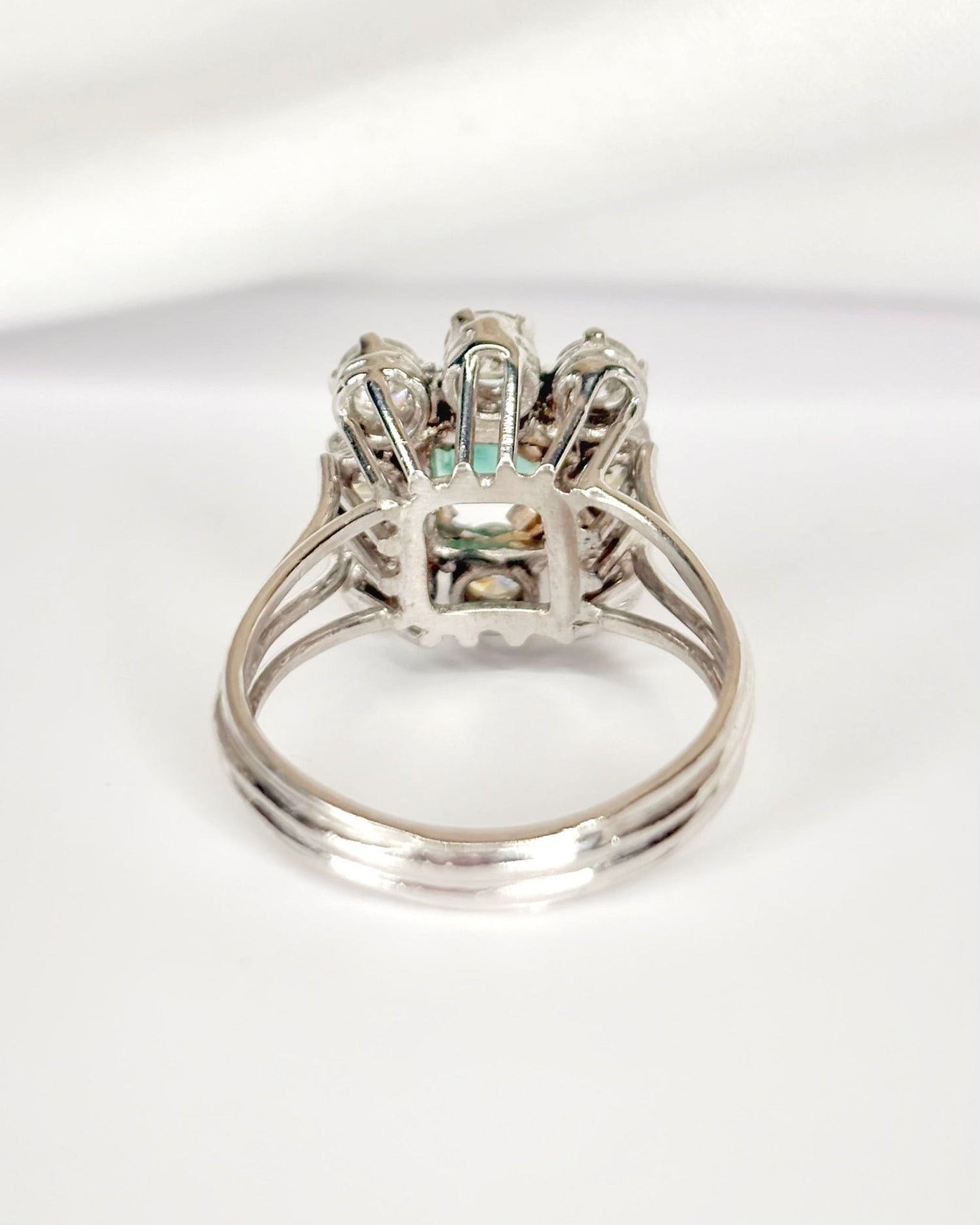 Bague Marguerite Émeraude 1.05 carat &amp; Diamants 1.50 carat "Lisa" - Elliade Paris