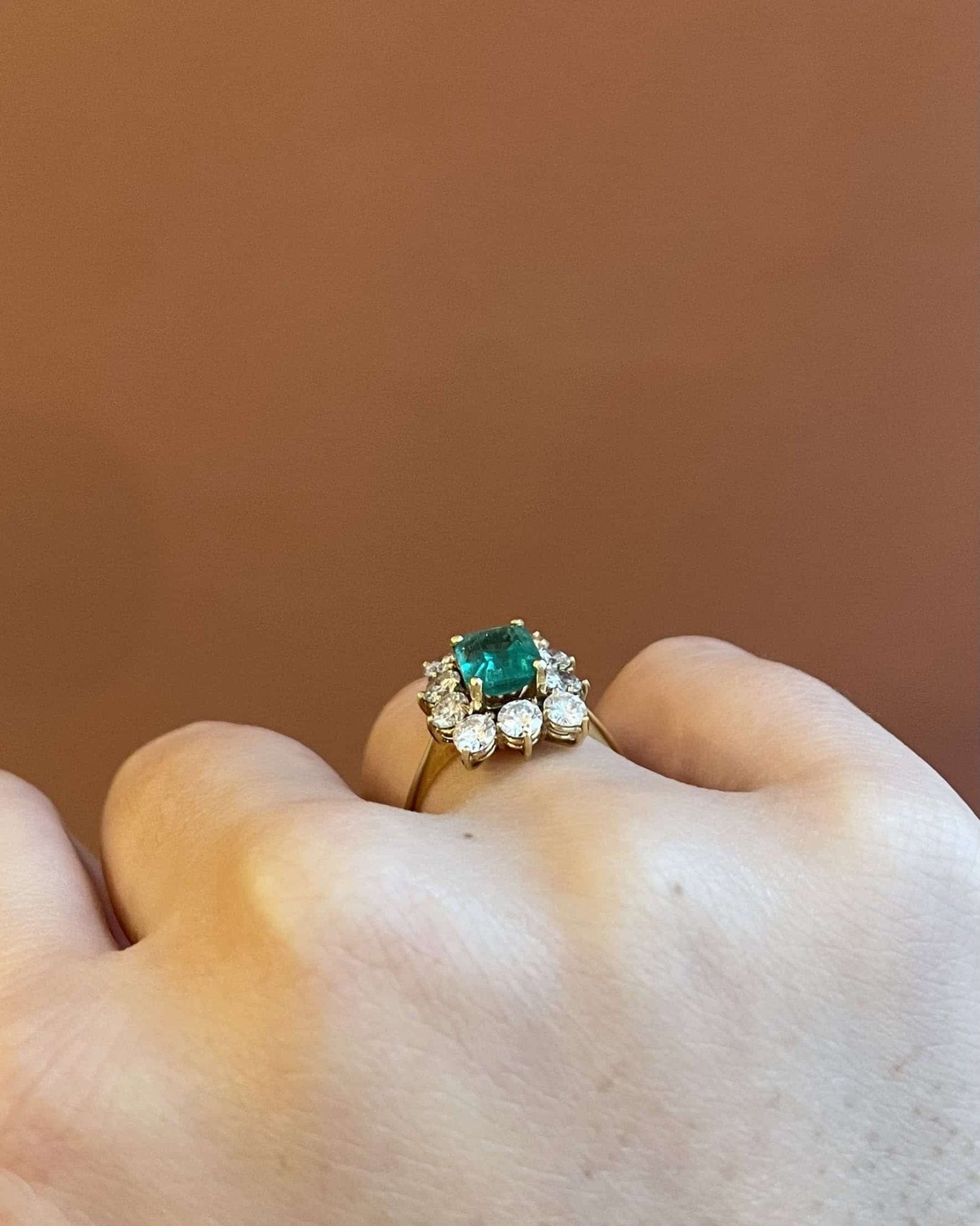 Bague Marguerite Émeraude 1.10 carat &amp; 10 Diamants 0.90 carat "Lizoé" - Elliade Paris
