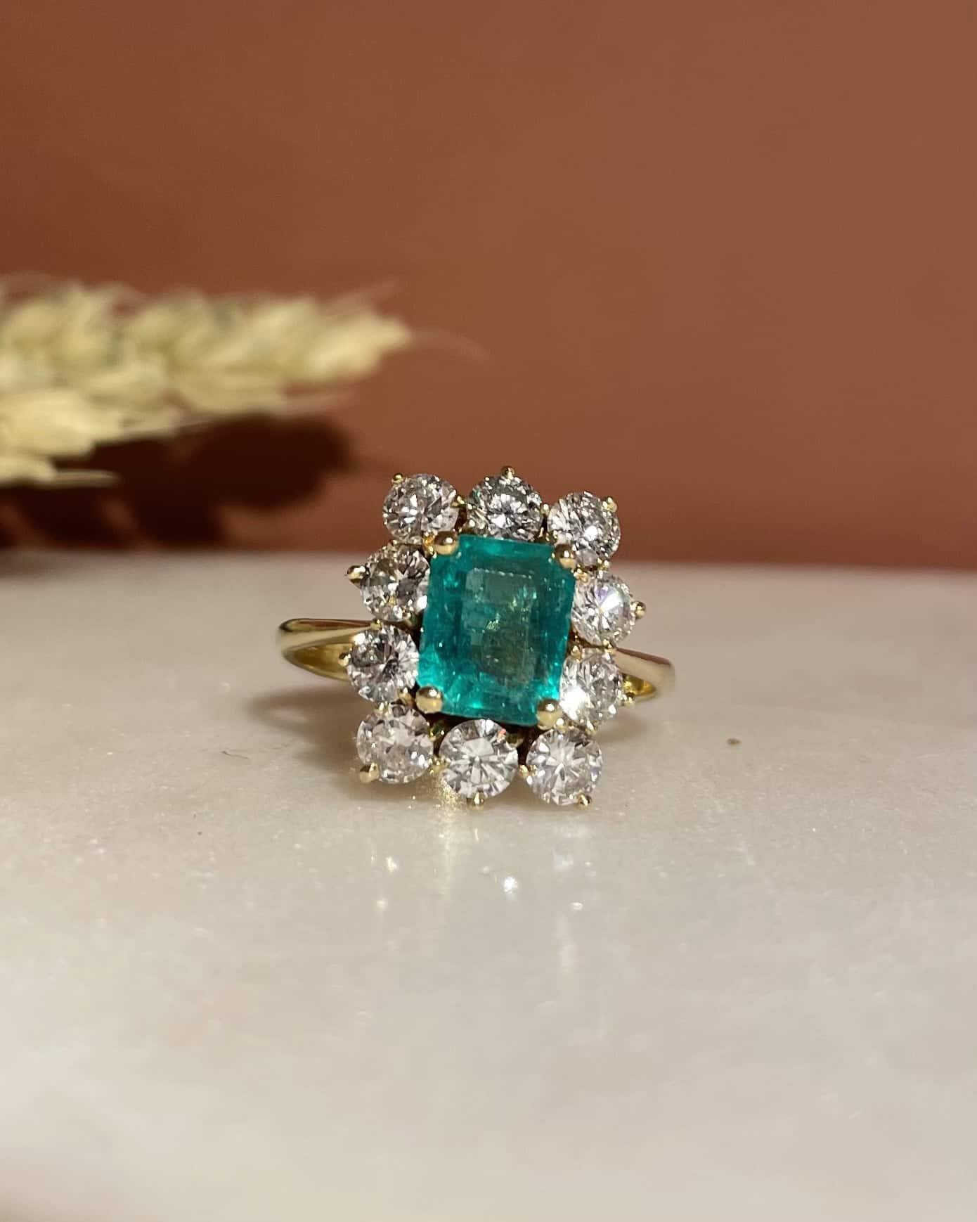 Bague Marguerite Émeraude 1.10 carat &amp; 10 Diamants 0.90 carat "Lizoé" - Elliade Paris