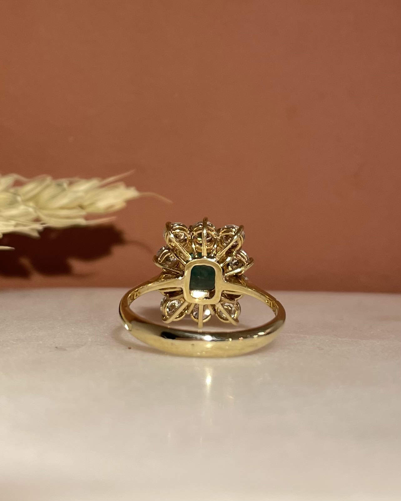 Bague Marguerite Émeraude 1.10 carat &amp; 10 Diamants 0.90 carat "Lizoé" - Elliade Paris