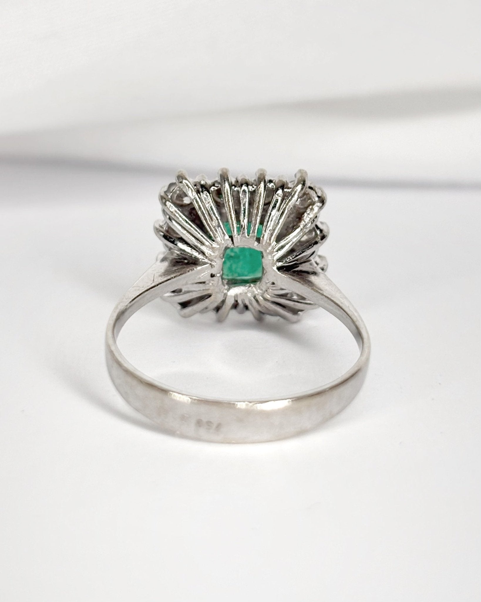Bague Marguerite Émeraude 1.10 carat &amp; 12 Diamants 0.60 carat "Valentine" - Elliade Paris