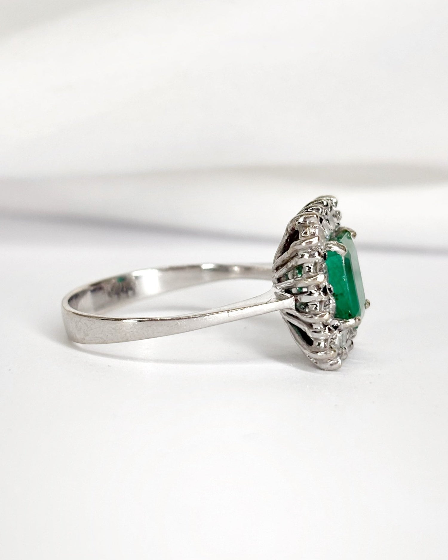 Bague Marguerite Émeraude 1.10 carat &amp; 12 Diamants 0.60 carat "Valentine" - Elliade Paris