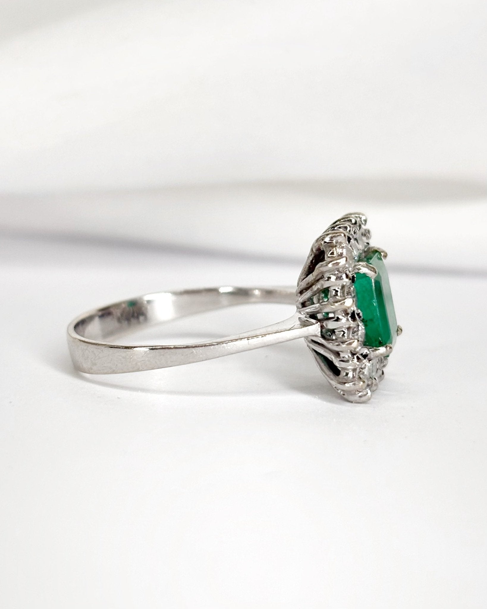 Bague Marguerite Émeraude 1.10 carat &amp; 12 Diamants 0.60 carat "Valentine" - Elliade Paris