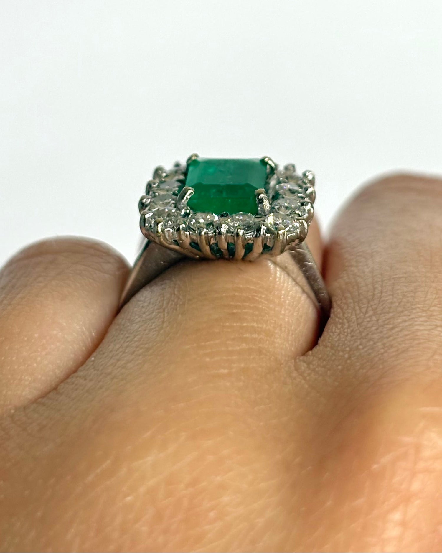 Bague Marguerite Émeraude 1.10 carat &amp; 12 Diamants 0.60 carat "Valentine" - Elliade Paris