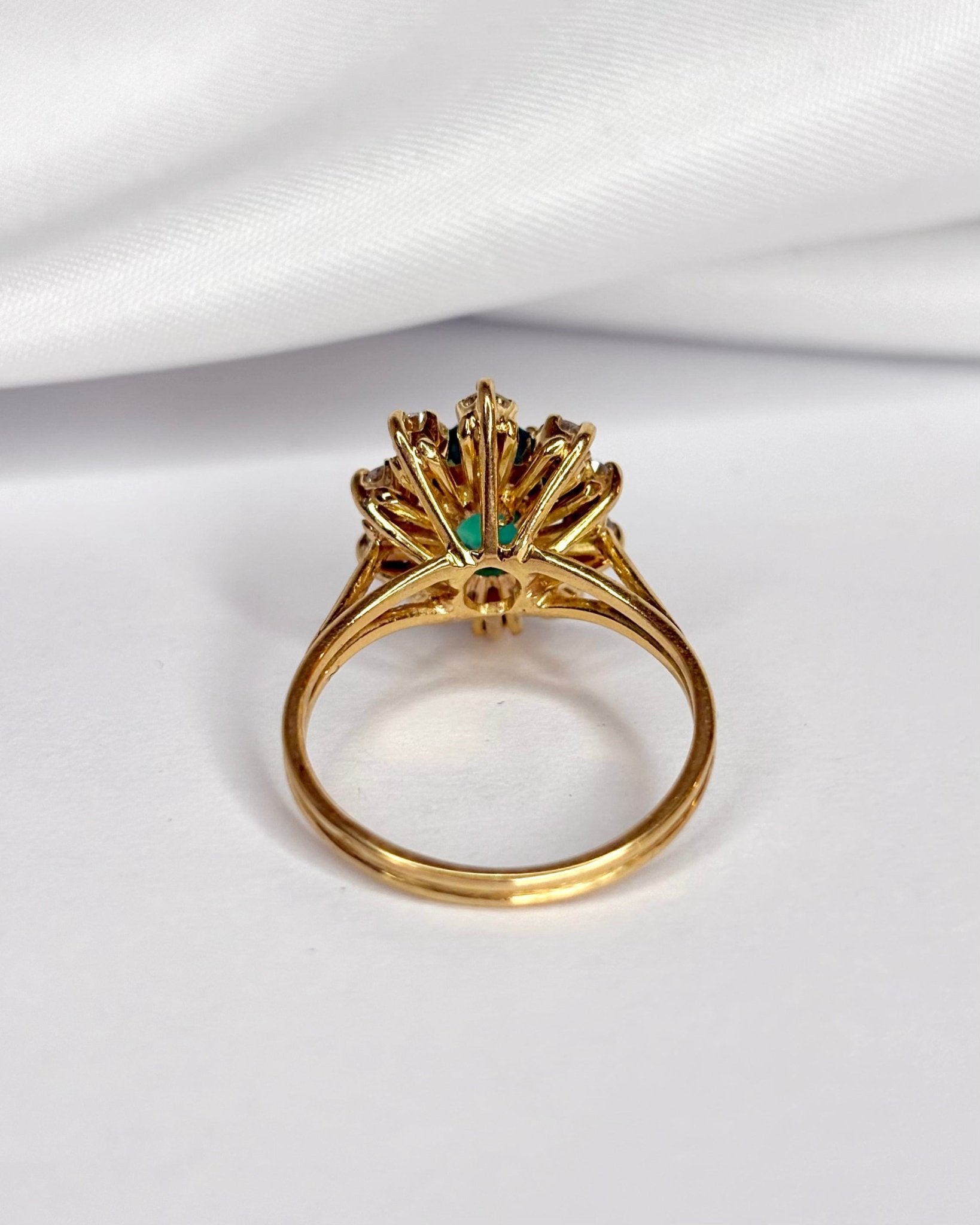 Bague Marguerite Émeraude 1.11 carat &amp; Diamants 0.40 carat "Sybille" - Elliade Paris