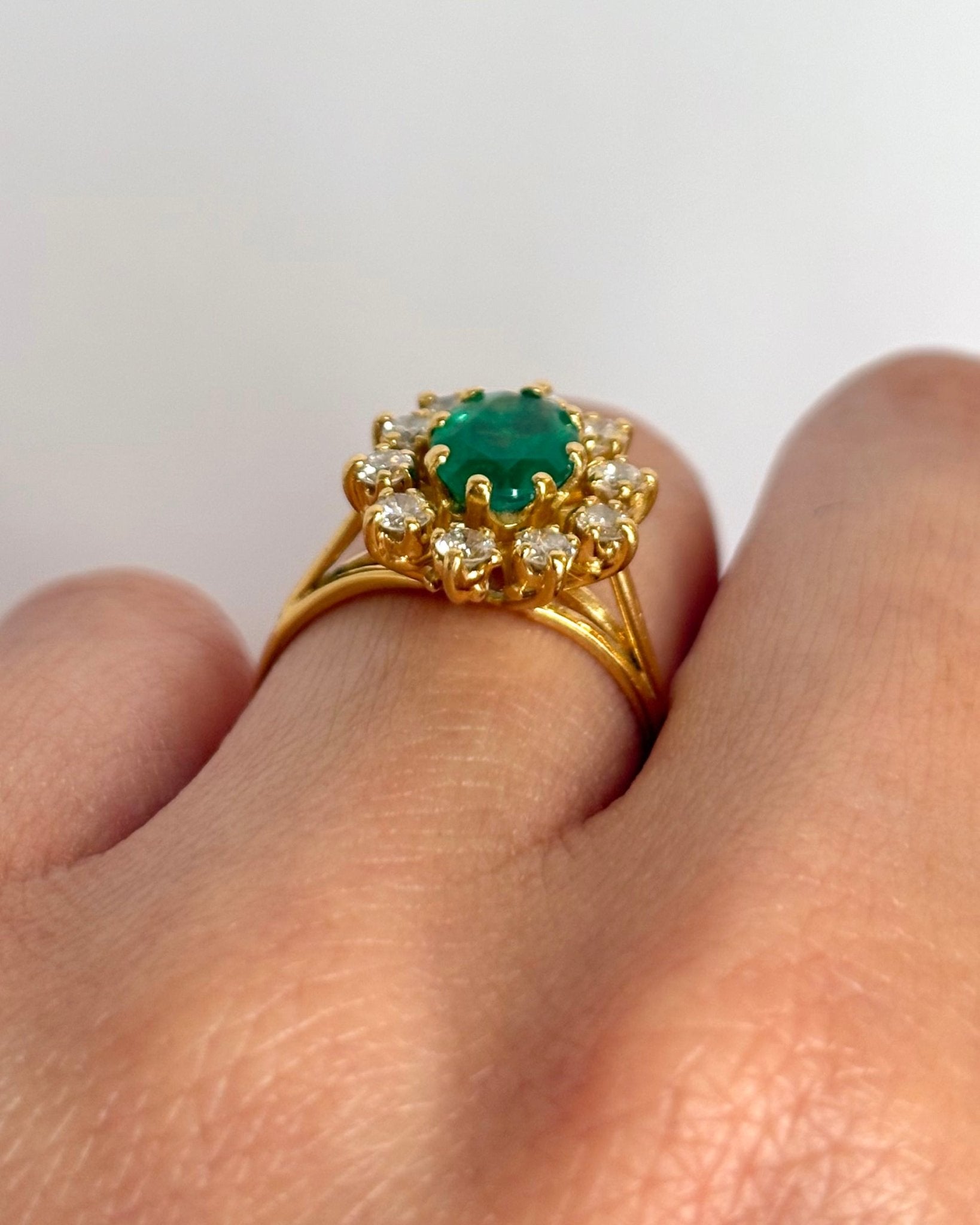 Bague Marguerite Émeraude 1.11 carat &amp; Diamants 0.40 carat "Sybille" - Elliade Paris