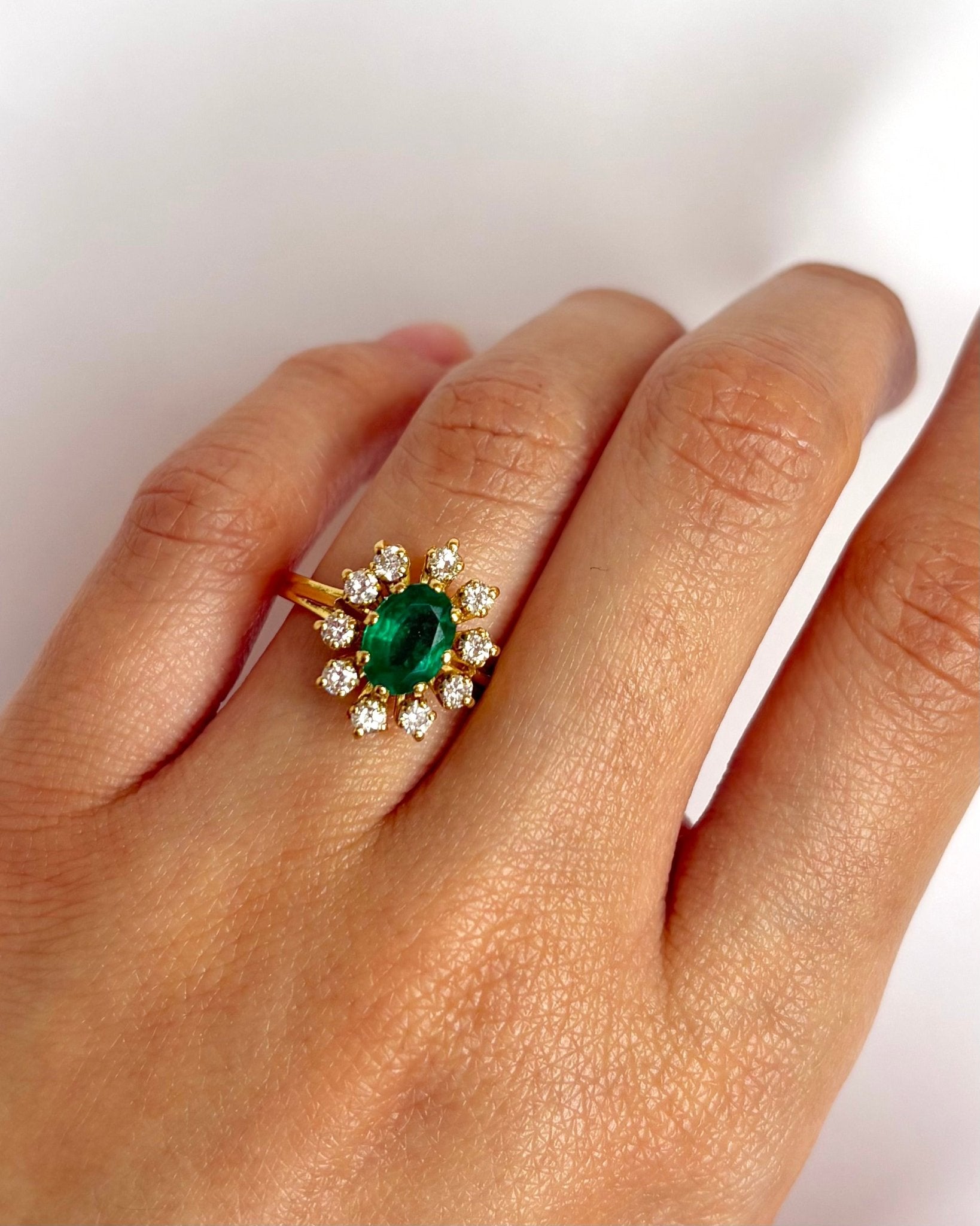 Bague Marguerite Émeraude 1.11 carat &amp; Diamants 0.40 carat "Sybille" - Elliade Paris