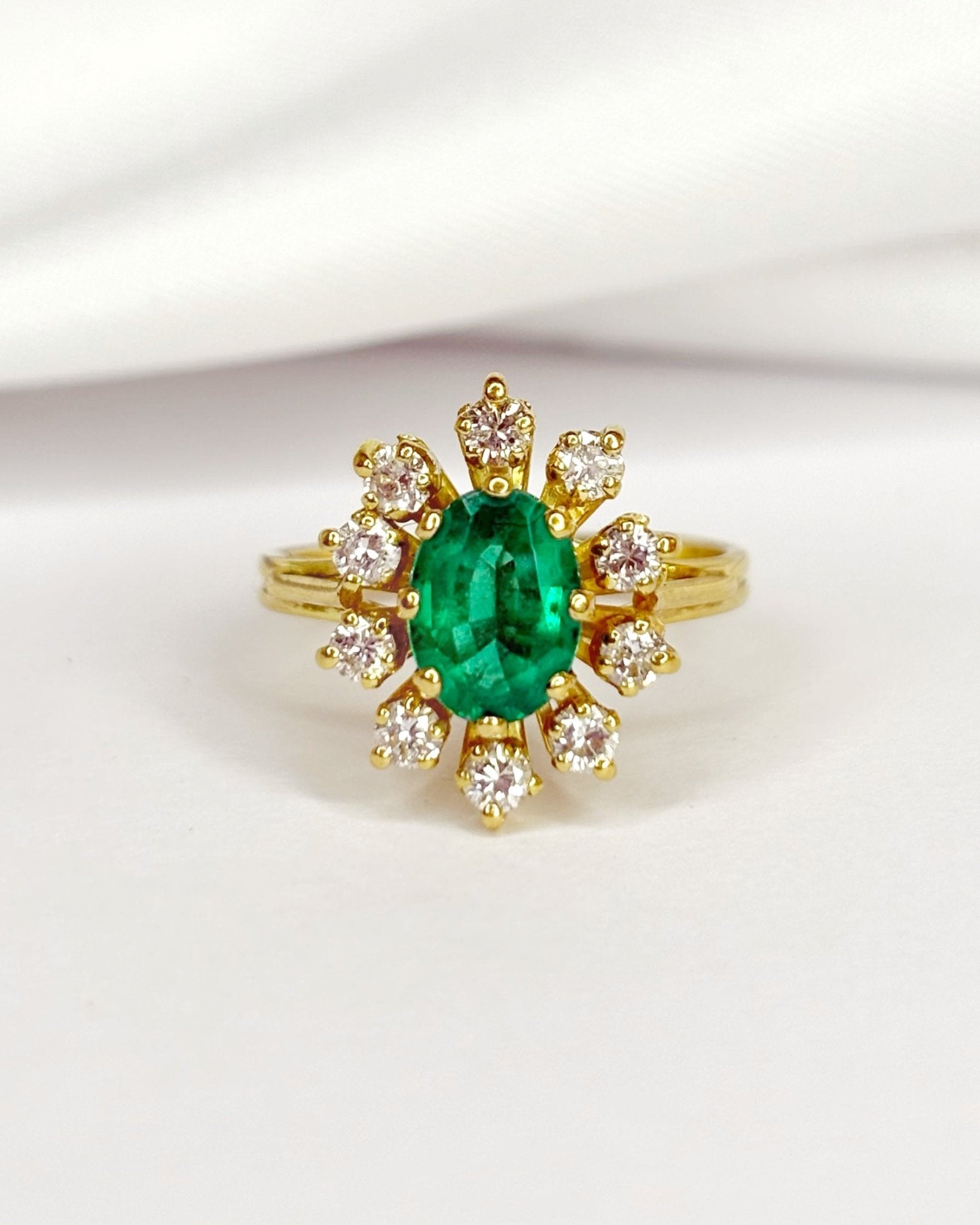 Bague Marguerite Émeraude 1.11 carat &amp; Diamants 0.40 carat "Sybille" - Elliade Paris
