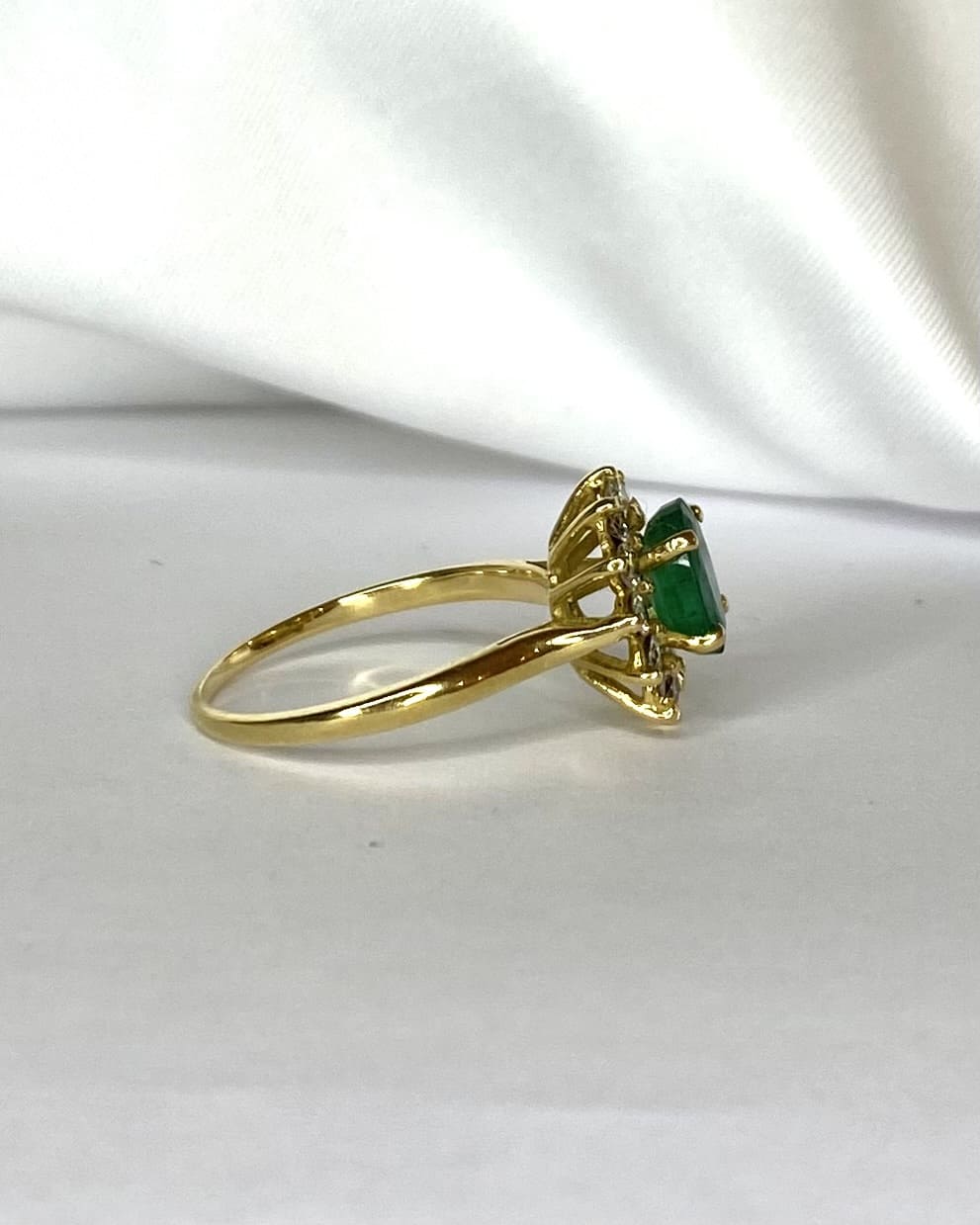 Bague Marguerite Émeraude 1.11 carat &amp; Diamants 0.48 carat "Maja" - Elliade Paris