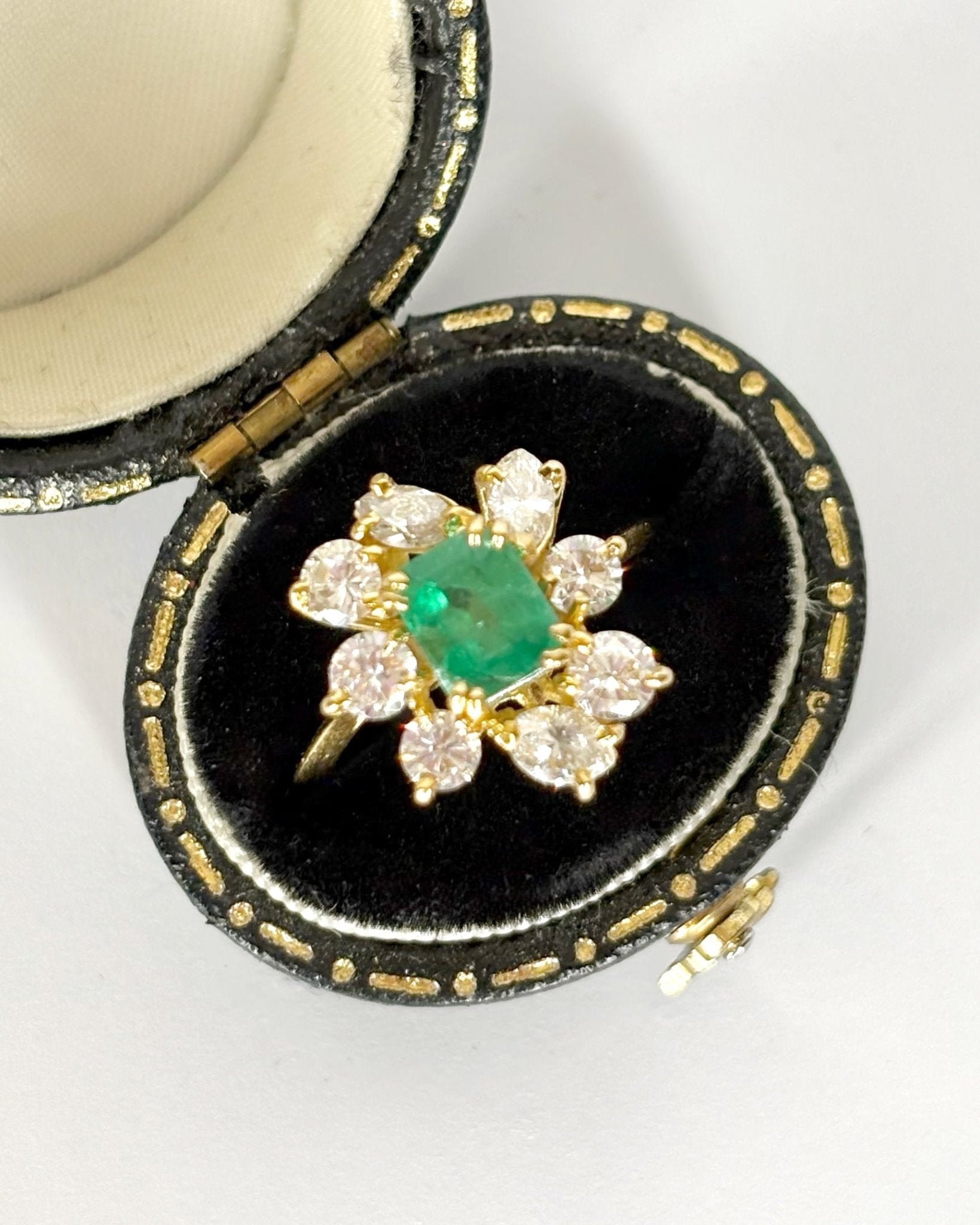 Bague Marguerite Émeraude 1.12 carat &amp; Diamants 0.84 carat "Fabia" - Elliade Paris