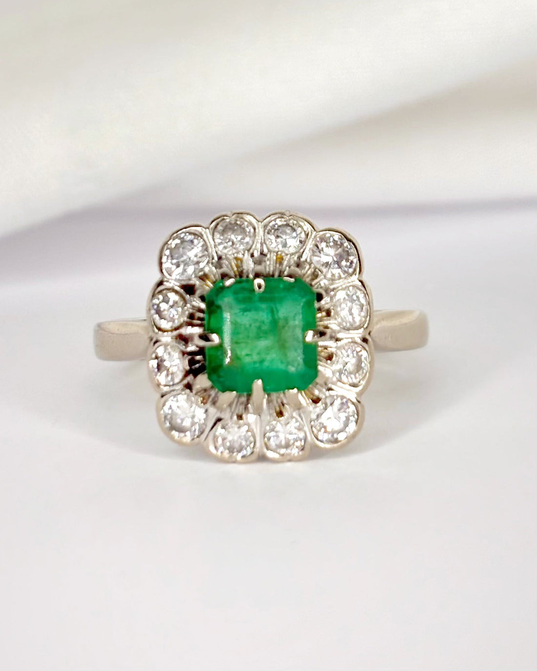 Bague Marguerite Émeraude 1.15 carat, Diamants 0.60 carat &amp; Or 4.63g "Mélania" - Elliade Paris