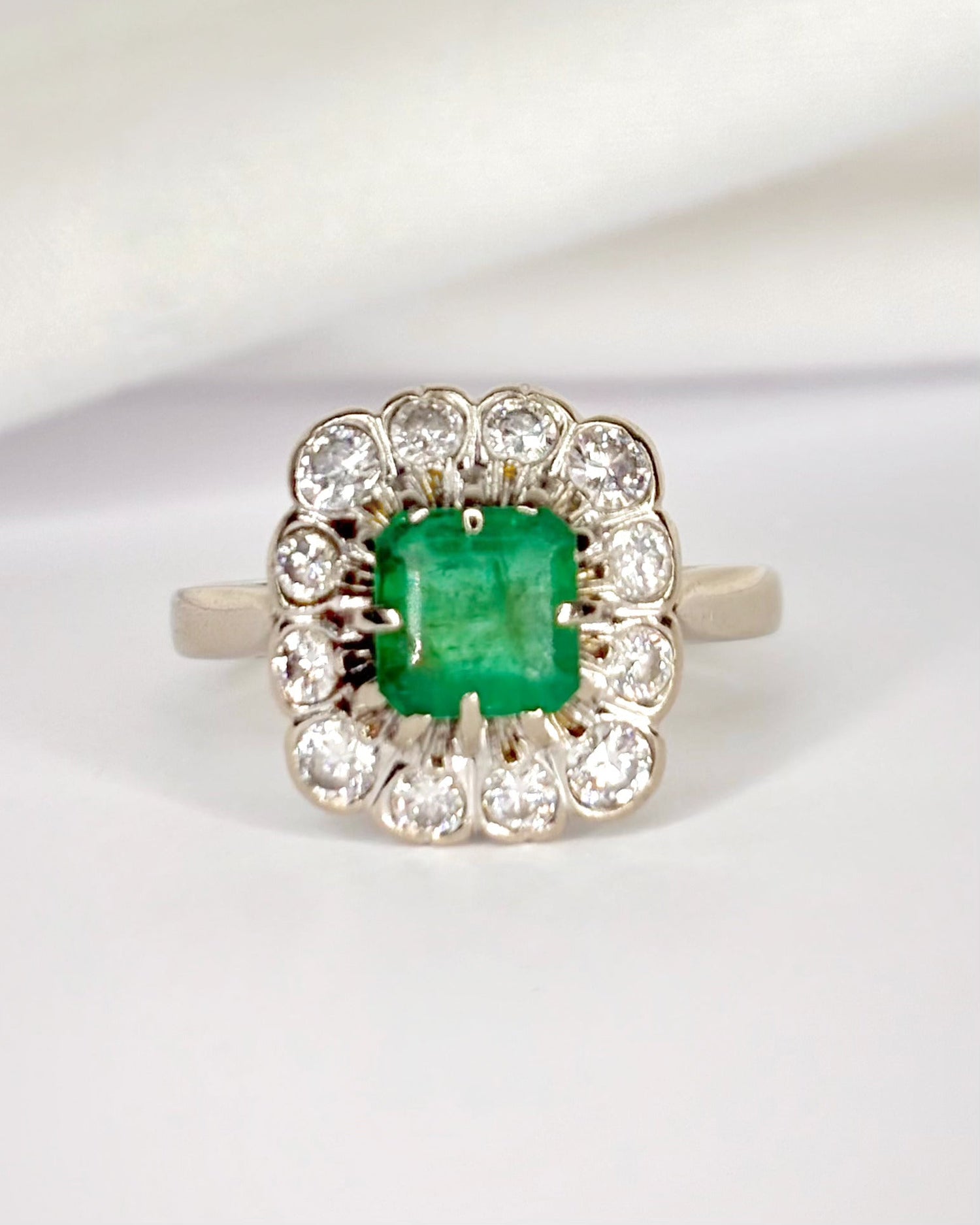 Bague Marguerite Émeraude 1.15 carat, Diamants 0.60 carat &amp; Or 4.63g "Mélania" - Elliade Paris
