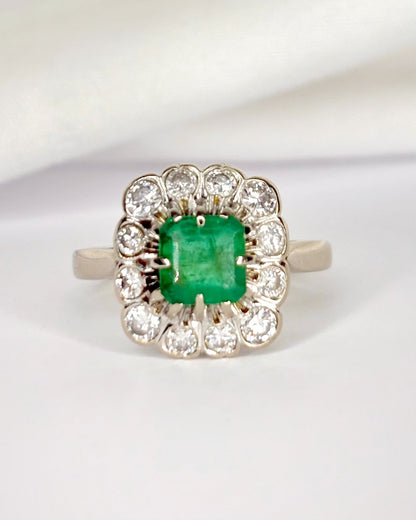 Bague Marguerite Émeraude 1.15 carat, Diamants 0.60 carat &amp; Or 4.63g "Mélania" - Elliade Paris