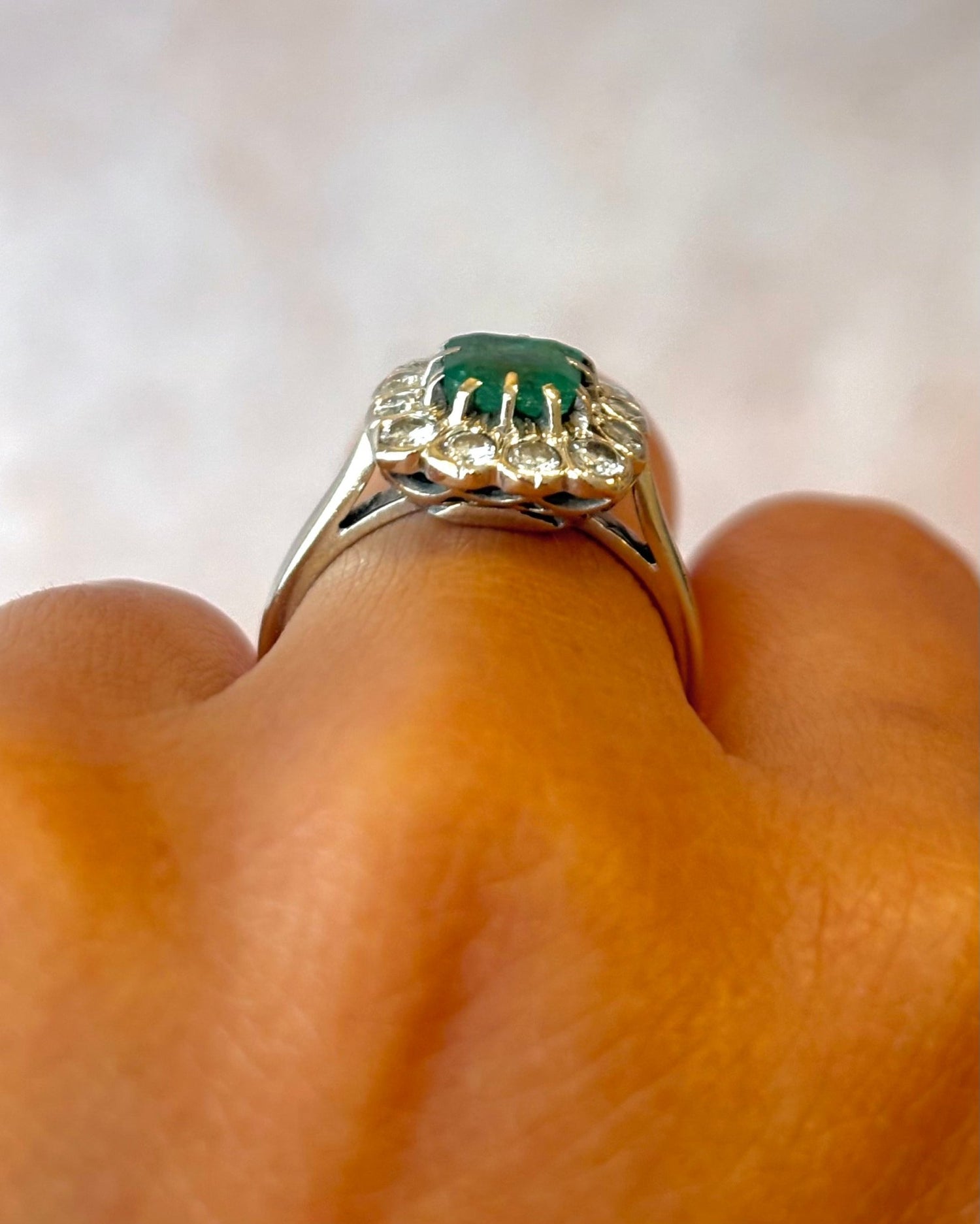Bague Marguerite Émeraude 1.15 carat, Diamants 0.60 carat &amp; Or 4.63g "Mélania" - Elliade Paris