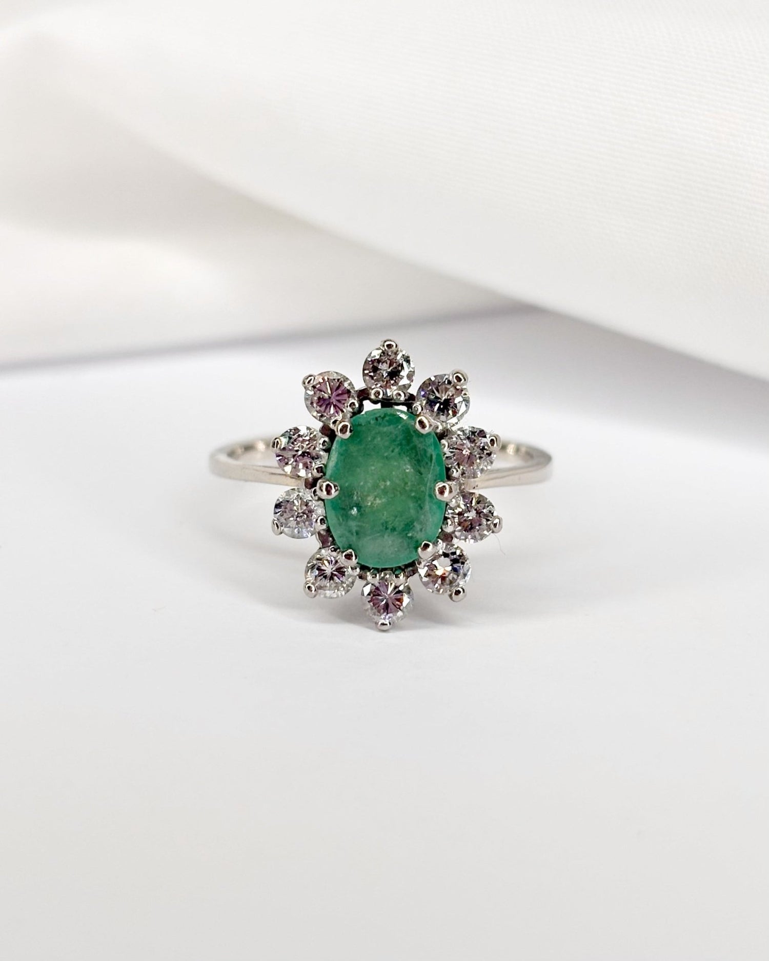 Bague Marguerite Émeraude 1.15 carat &amp; Diamants 0.70 carat &quot;Stéphanie&quot; - Elliade Paris