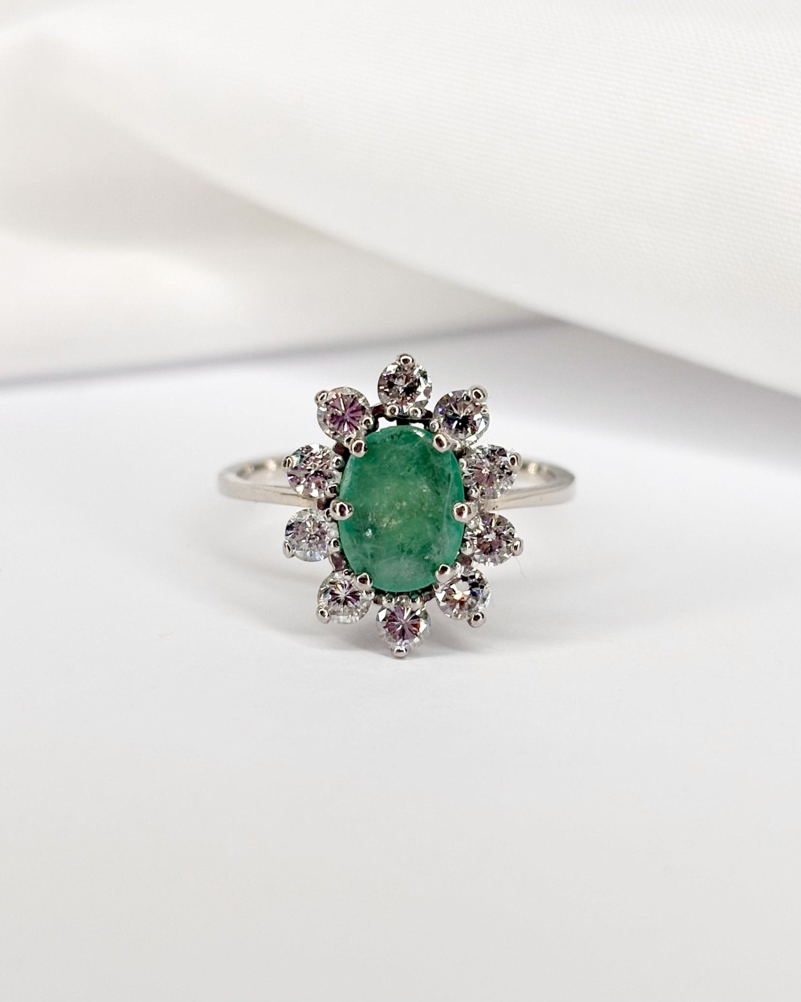 Bague Marguerite Émeraude 1.15 carat &amp; Diamants 0.70 carat &quot;Stéphanie&quot; - Elliade Paris