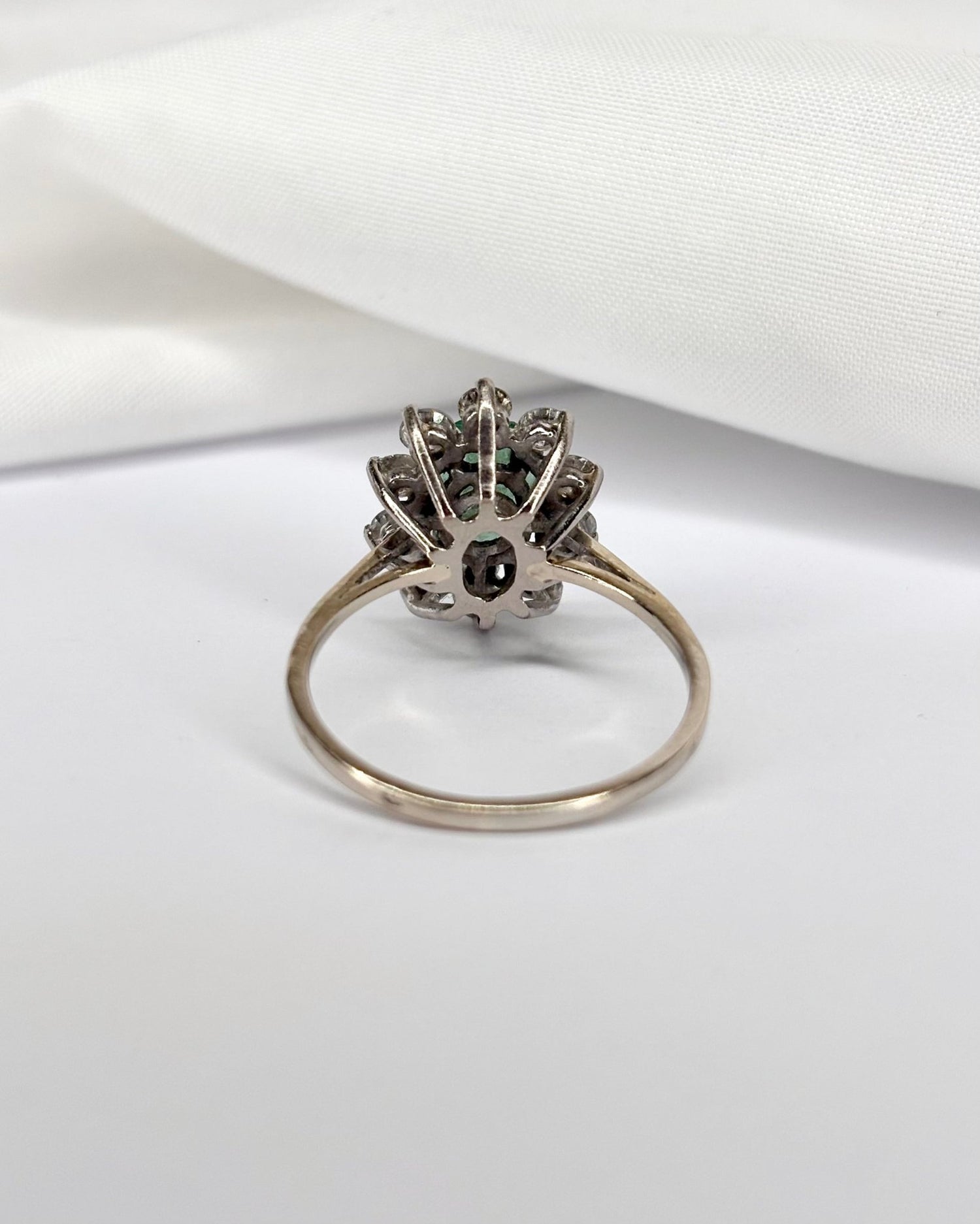 Bague Marguerite Émeraude 1.15 carat &amp; Diamants 0.70 carat &quot;Stéphanie&quot; - Elliade Paris