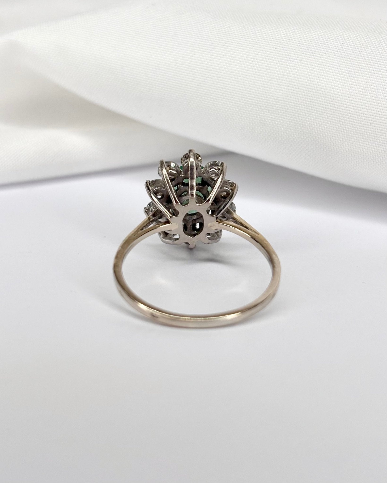Bague Marguerite Émeraude 1.15 carat &amp; Diamants 0.70 carat &quot;Stéphanie&quot; - Elliade Paris