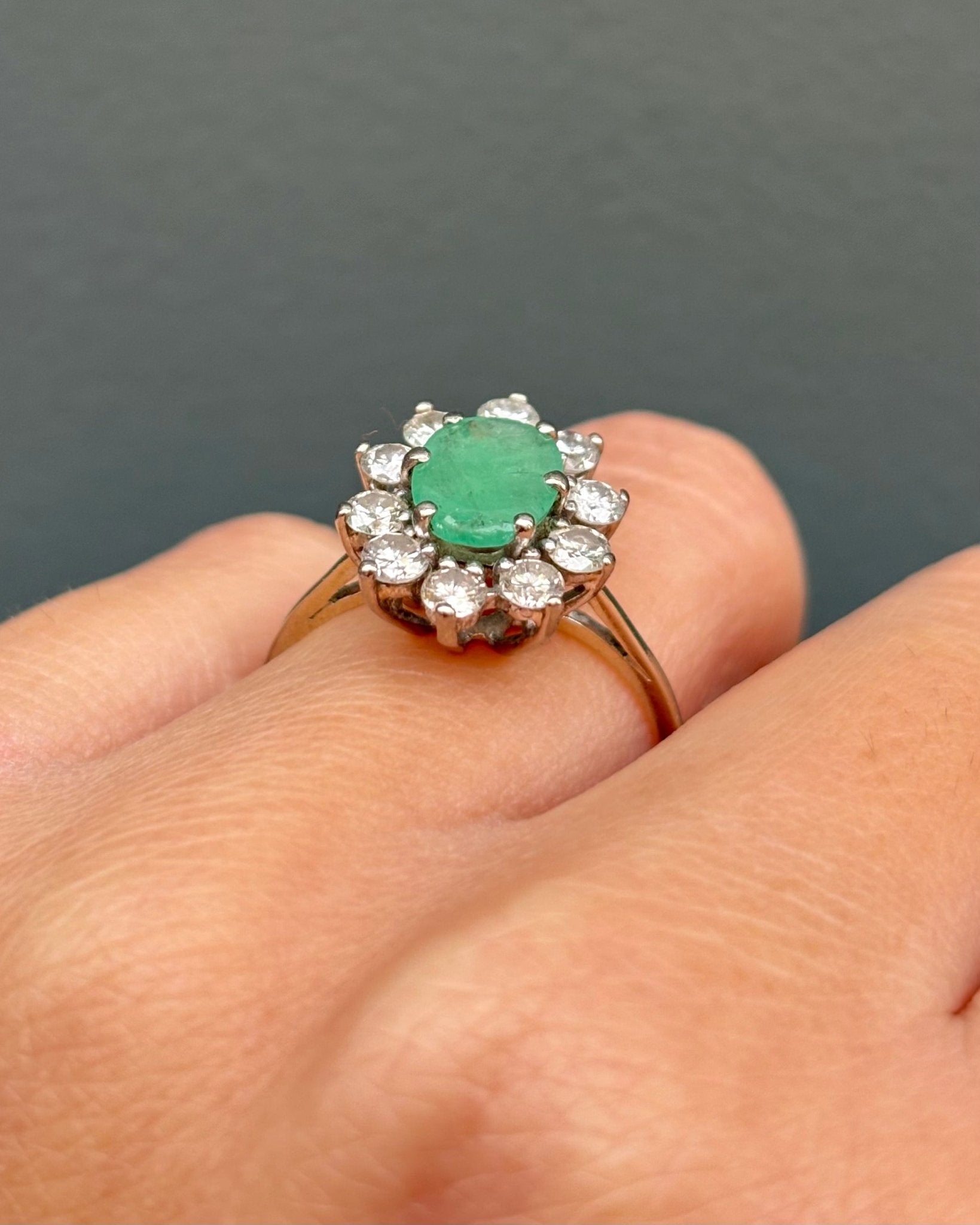 Bague Marguerite Émeraude 1.15 carat &amp; Diamants 0.70 carat "Stéphanie" - Elliade Paris