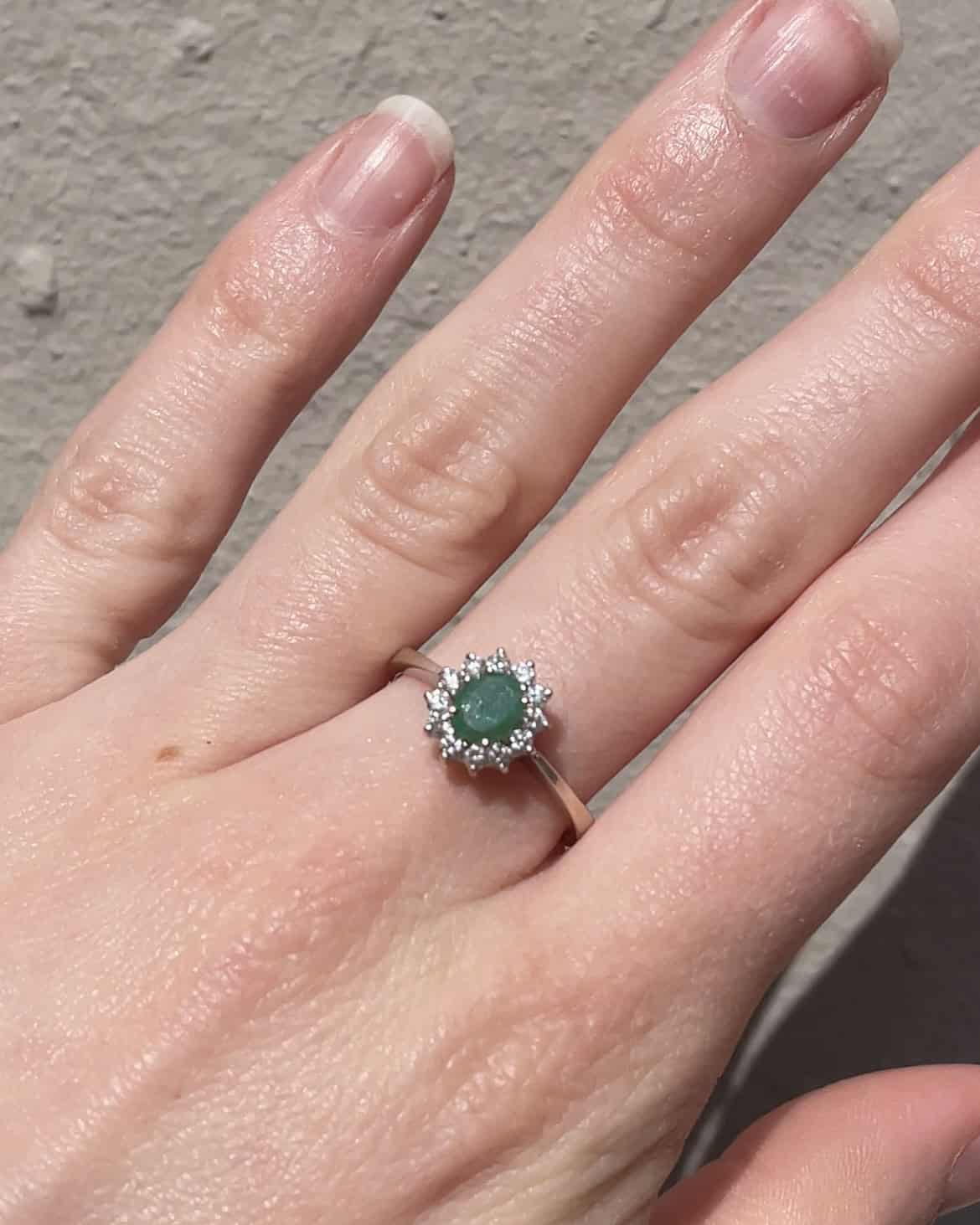 Bague Marguerite Émeraude &amp; 12 Diamants "Suzanne" - Elliade Paris
