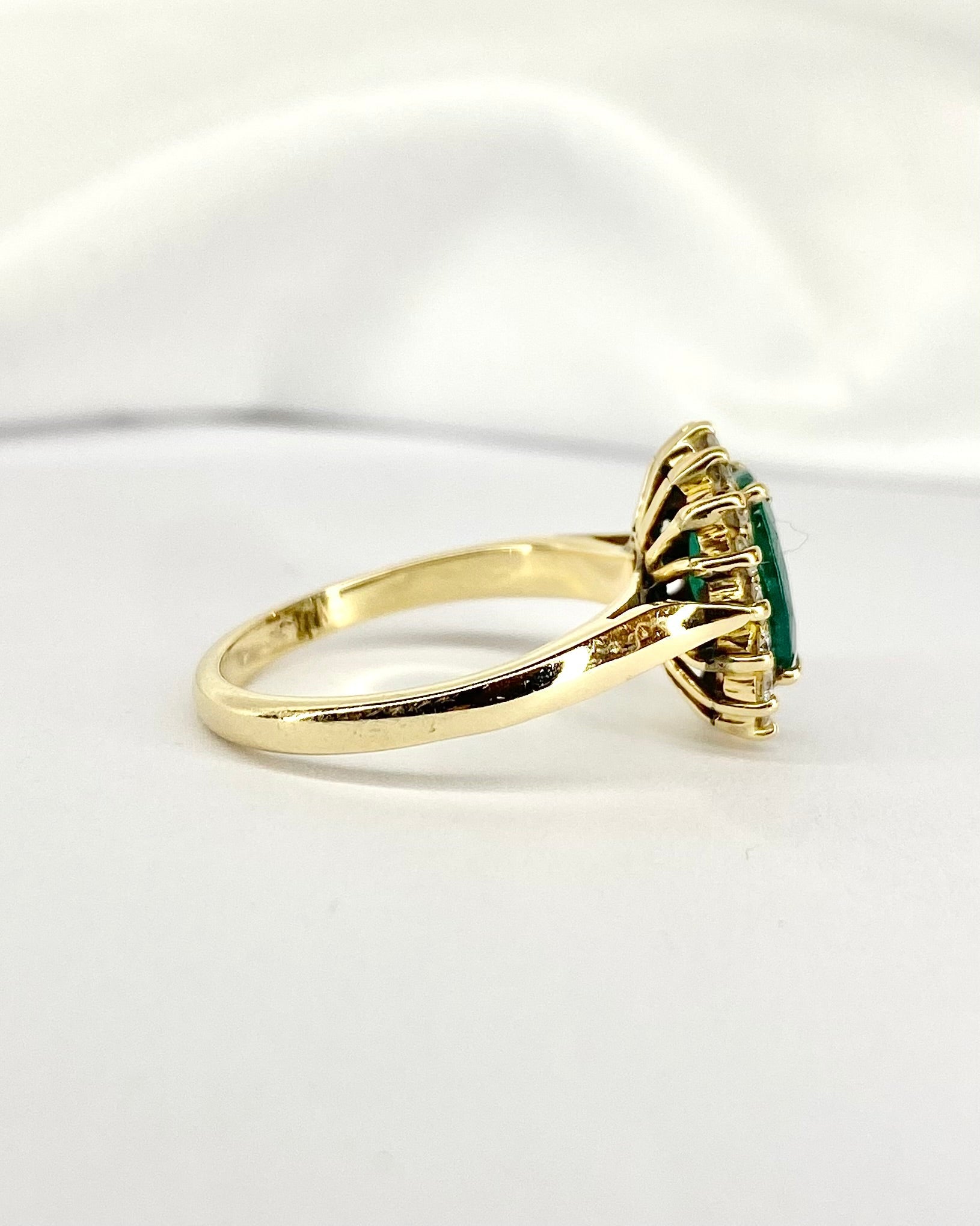 Bague Marguerite Émeraude 1.20 carat &amp; Diamants 0.48 carat "Maelys" - Elliade Paris