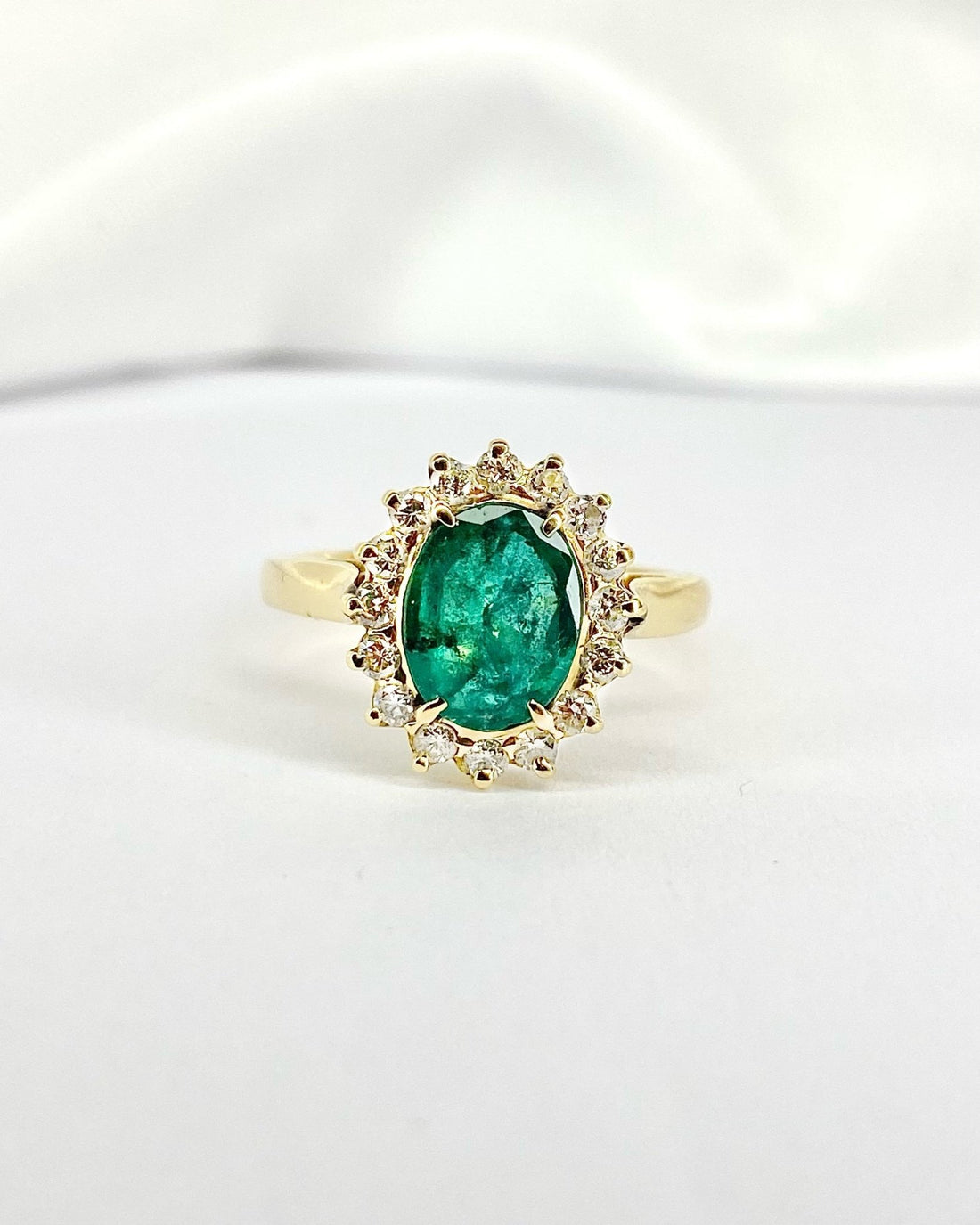 Bague Marguerite Émeraude 1.20 carat &amp; Diamants 0.48 carat "Maelys" - Elliade Paris