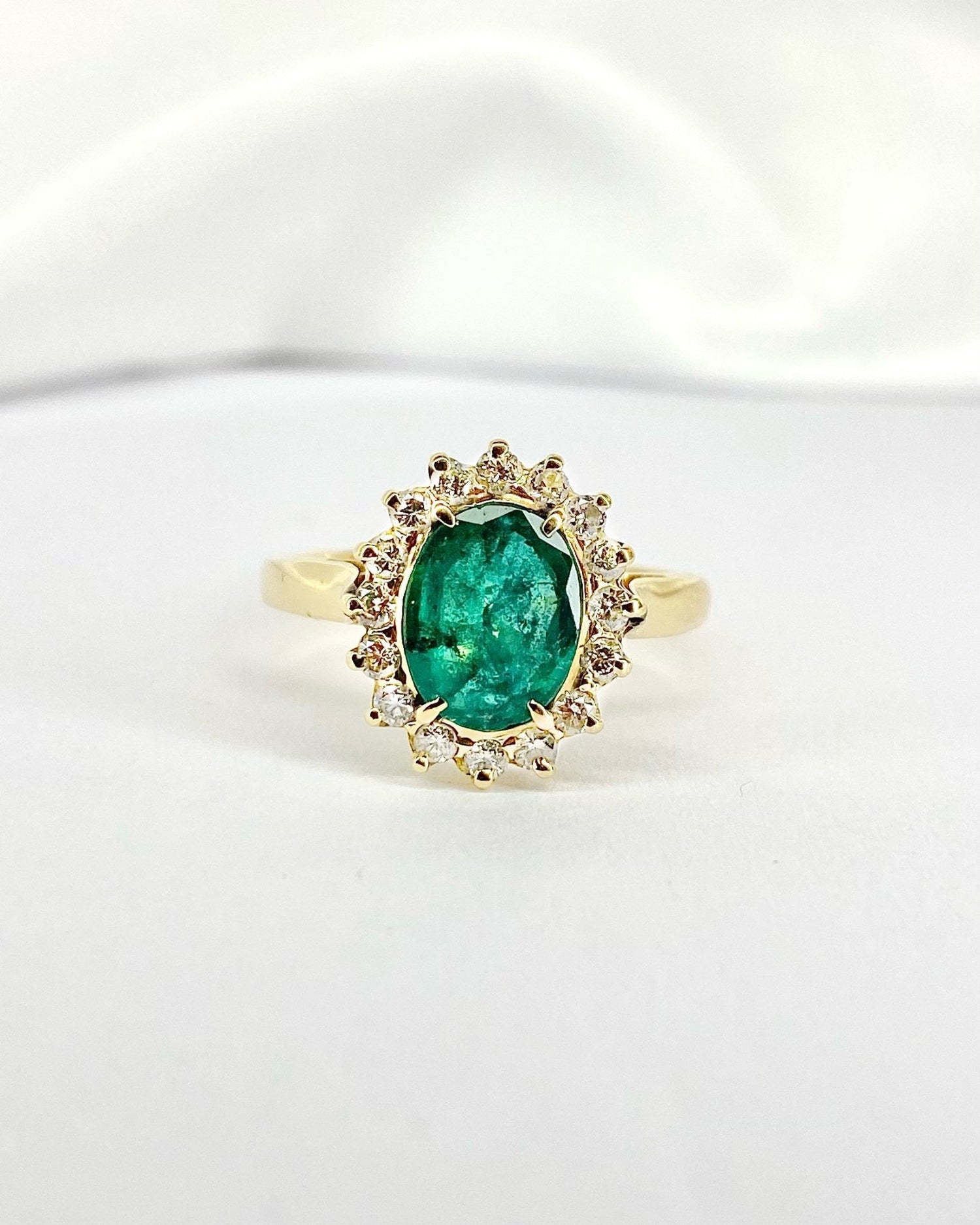 Bague Marguerite Émeraude 1.20 carat &amp; Diamants 0.48 carat "Maelys" - Elliade Paris