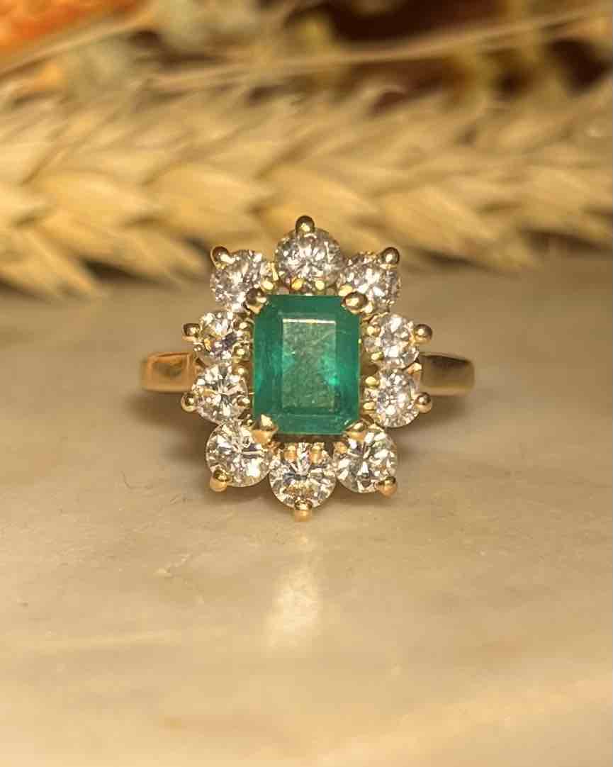 Bague Marguerite émeraude 1.20 carat &amp; diamants "Ios" - Elliade Paris