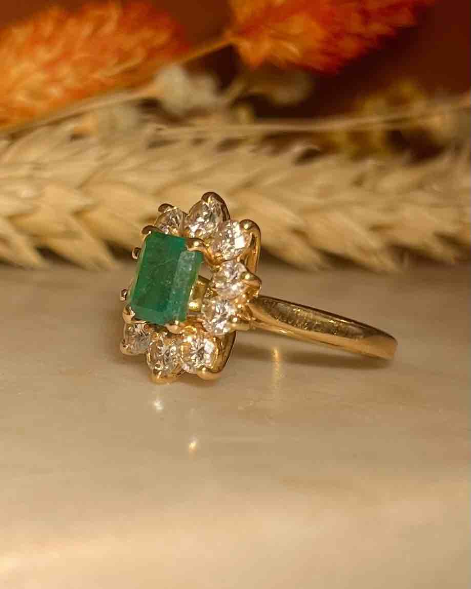 Bague Marguerite émeraude 1.20 carat &amp; diamants "Ios" - Elliade Paris