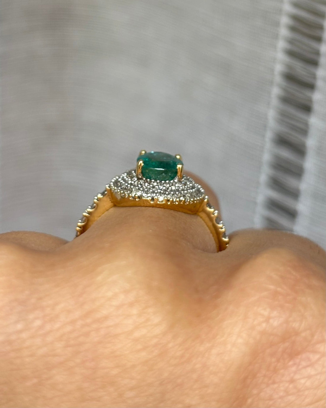 Bague Marguerite Émeraude 1.27 carat &amp; 50 Diamants &quot;Sally&quot; - Elliade Paris