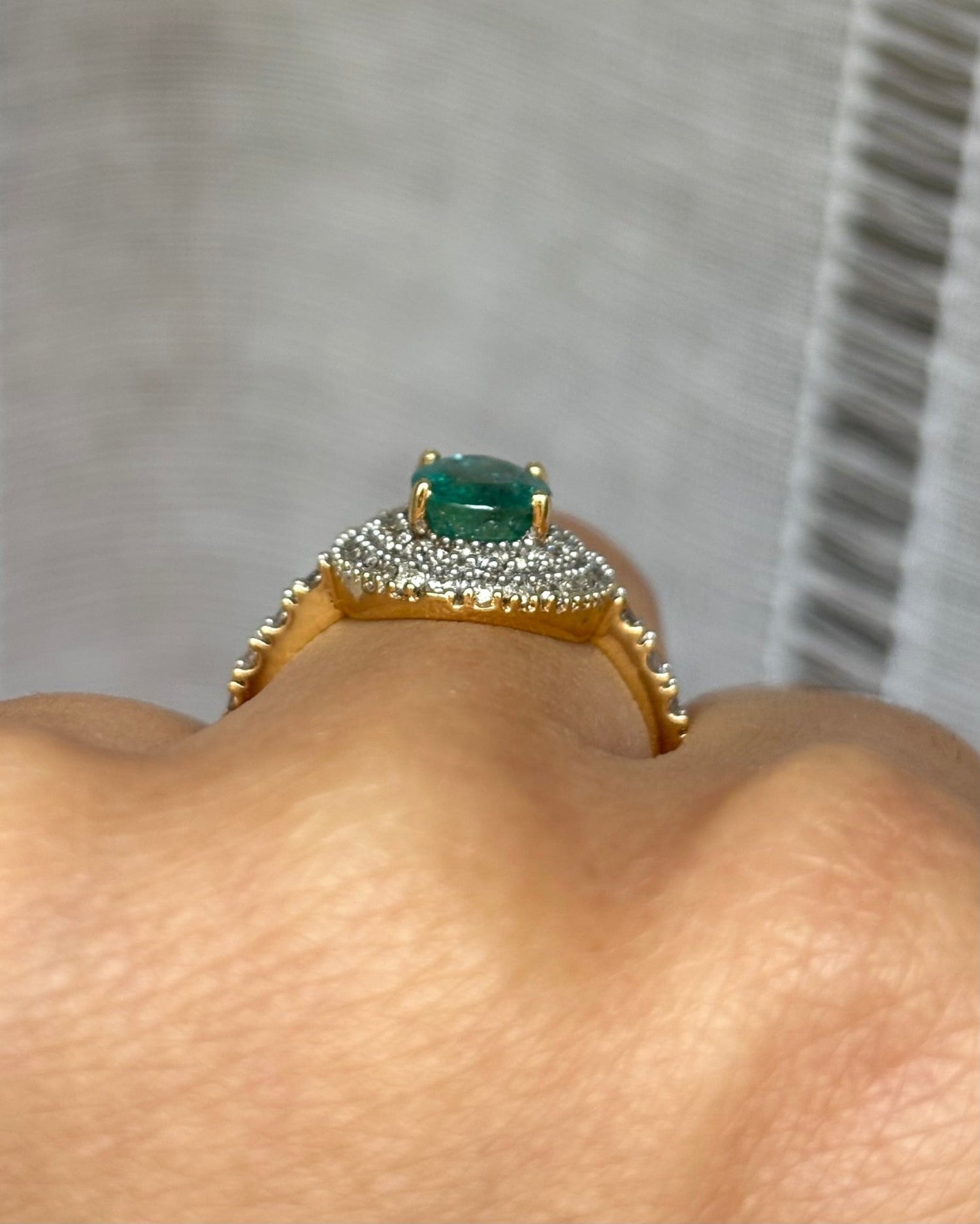Bague Marguerite Émeraude 1.27 carat &amp; 50 Diamants &quot;Sally&quot; - Elliade Paris
