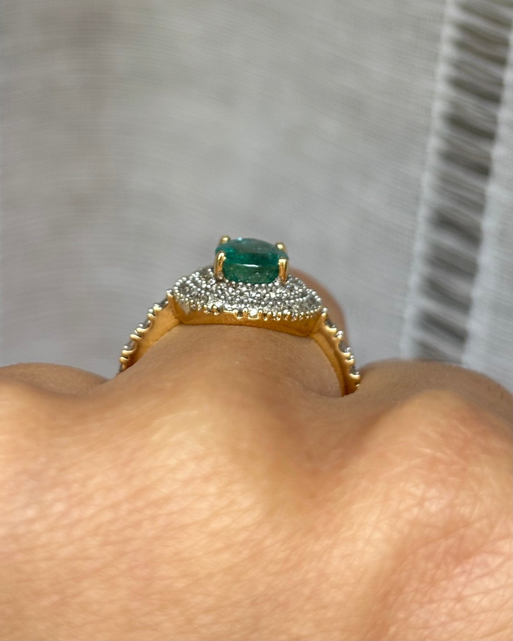 Bague Marguerite Émeraude 1.27 carat &amp; 50 Diamants &quot;Sally&quot; - Elliade Paris