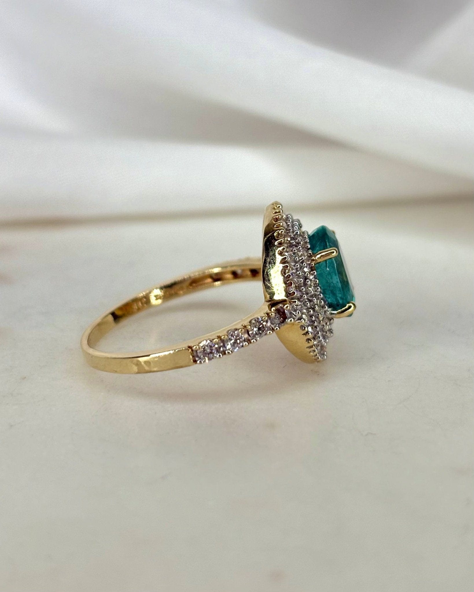 Bague Marguerite Émeraude 1.27 carat &amp; 50 Diamants "Sally" - Elliade Paris