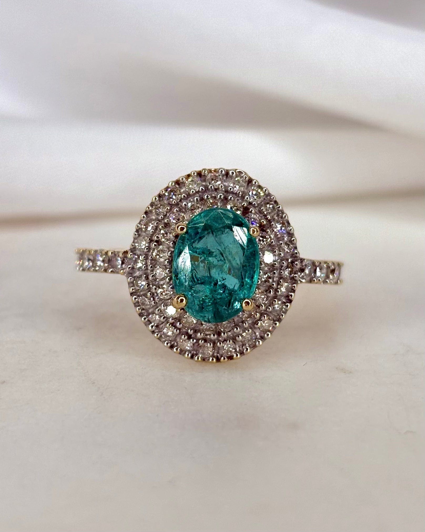 Bague Marguerite Émeraude 1.27 carat &amp; 50 Diamants "Sally" - Elliade Paris