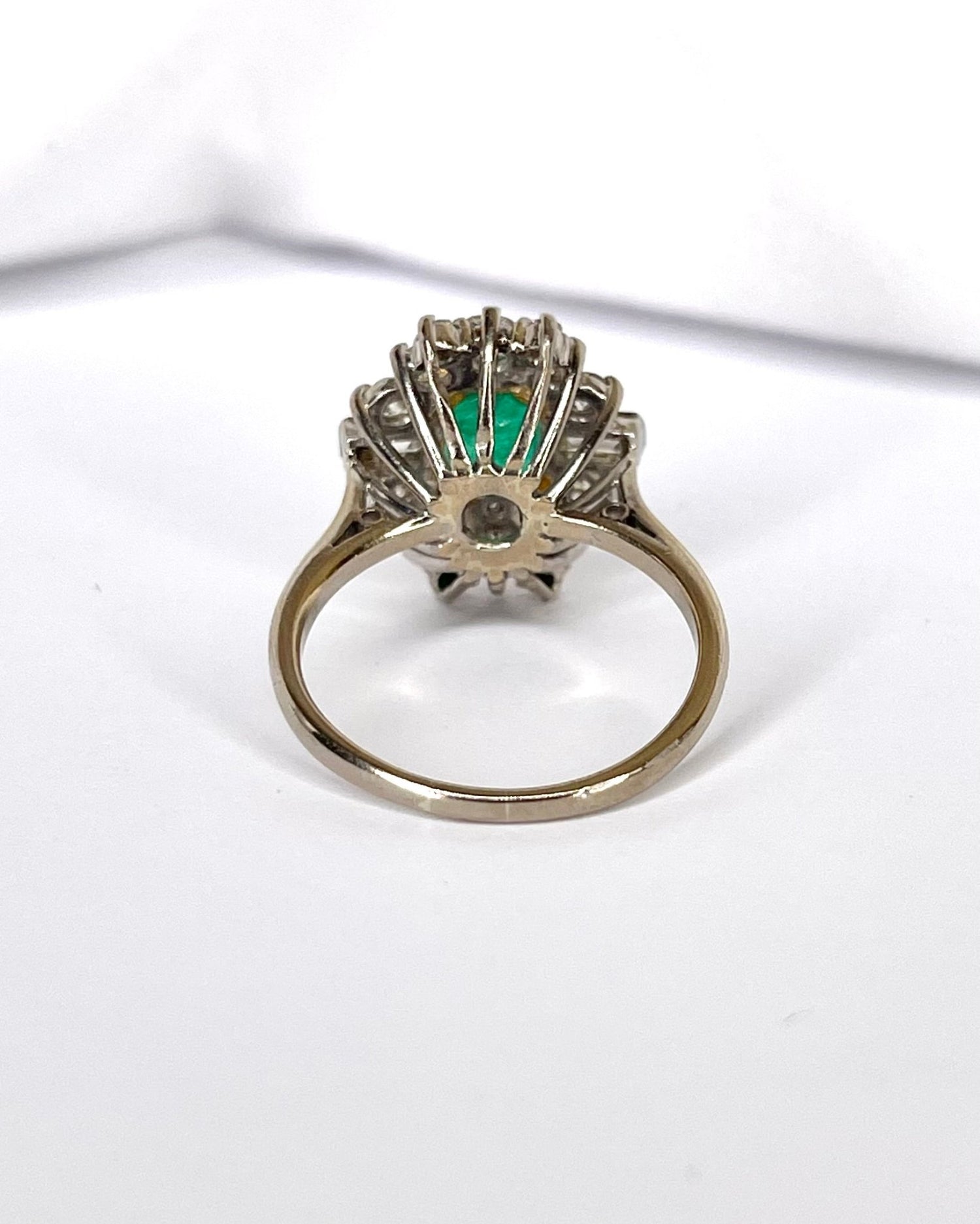 Bague Marguerite Emeraude 1.30 carat &amp; Diamants 1.04 Carat "Beatriz" - Elliade Paris