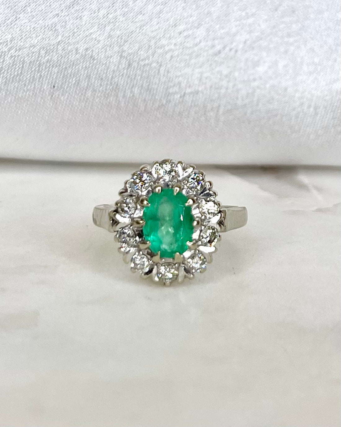 Bague Marguerite Emeraude 1.30 carat &amp; Diamants &quot;Ludivine&quot; - Elliade Paris