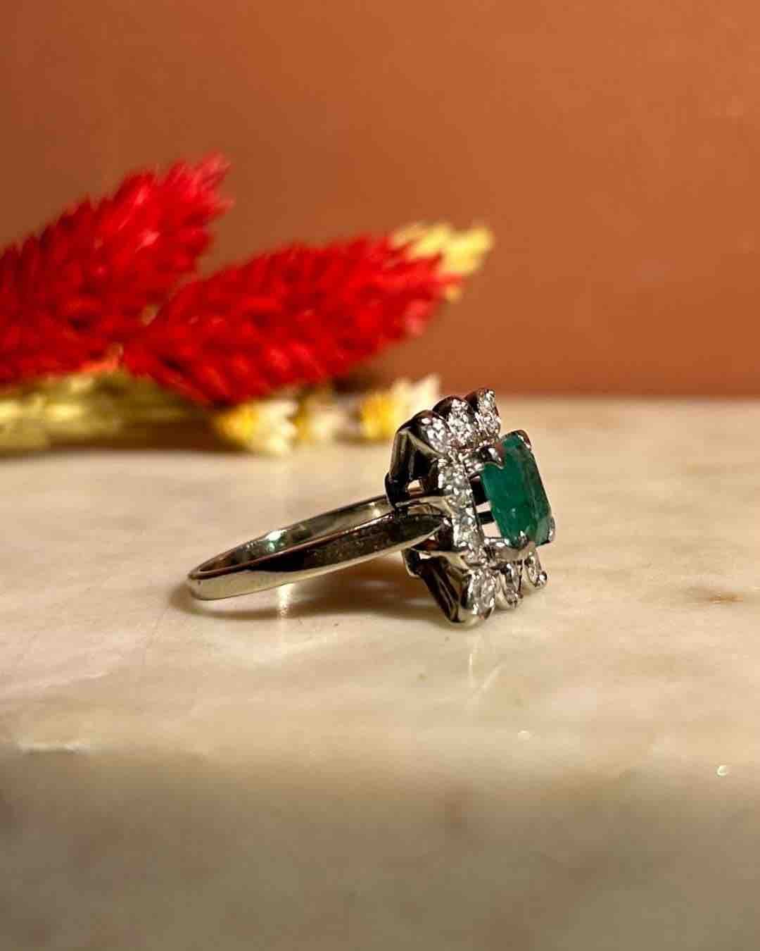 Bague Marguerite Émeraude 1.30 Carat et Diamants "Audrey" - Elliade Paris