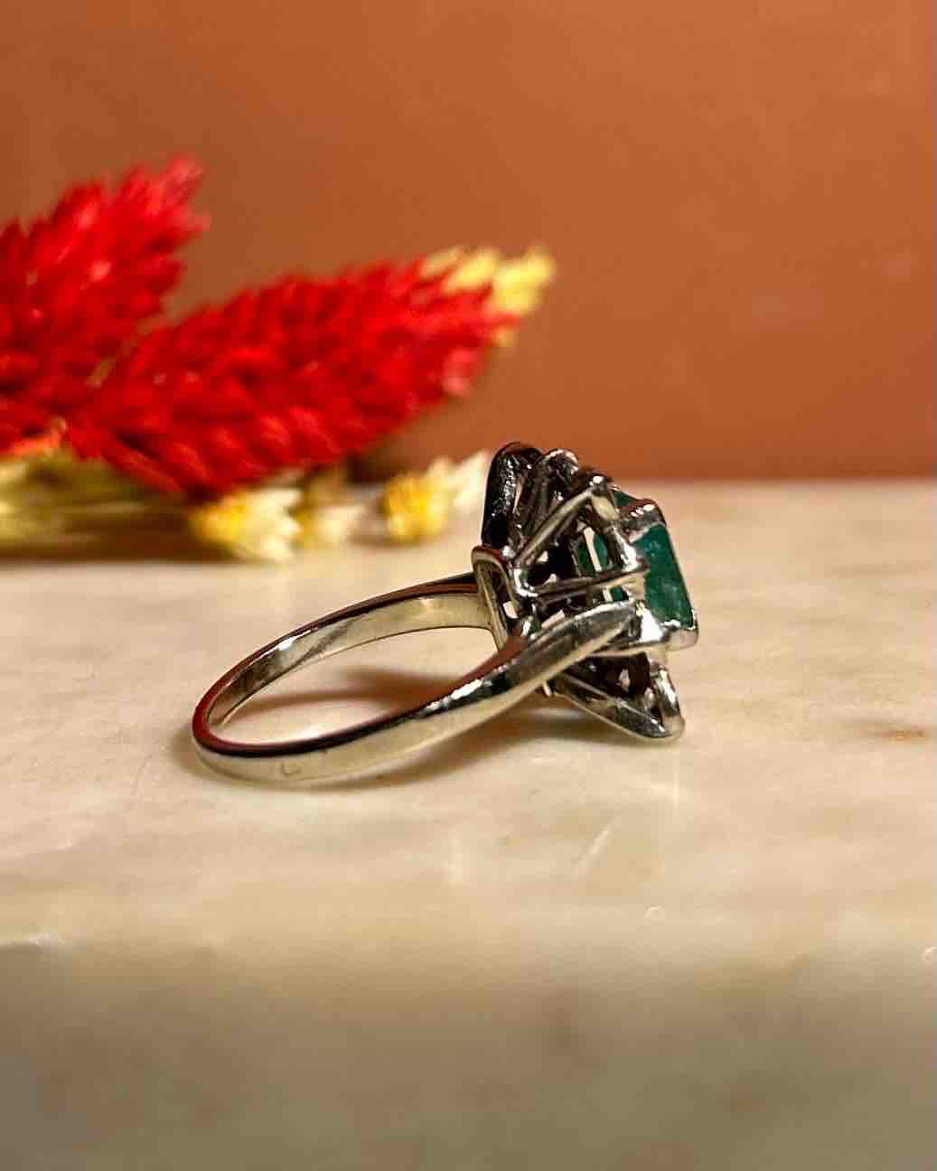 Bague Marguerite Émeraude 1.30 Carat et Diamants &quot;Audrey&quot; - Elliade Paris