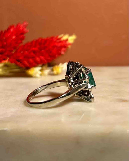 Bague Marguerite Émeraude 1.30 Carat et Diamants &quot;Audrey&quot; - Elliade Paris