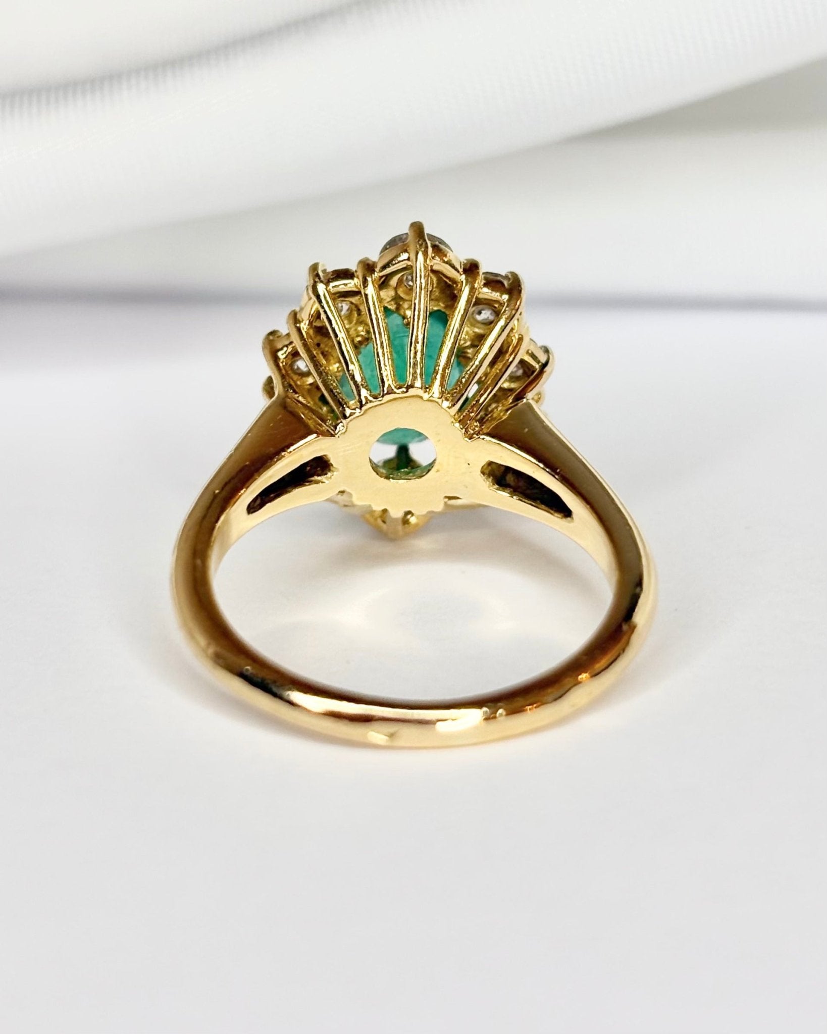 Bague Marguerite Émeraude 1.33 carat, Diamants 0.74 carat &amp; Or 6.25g "Louison" - Elliade Paris