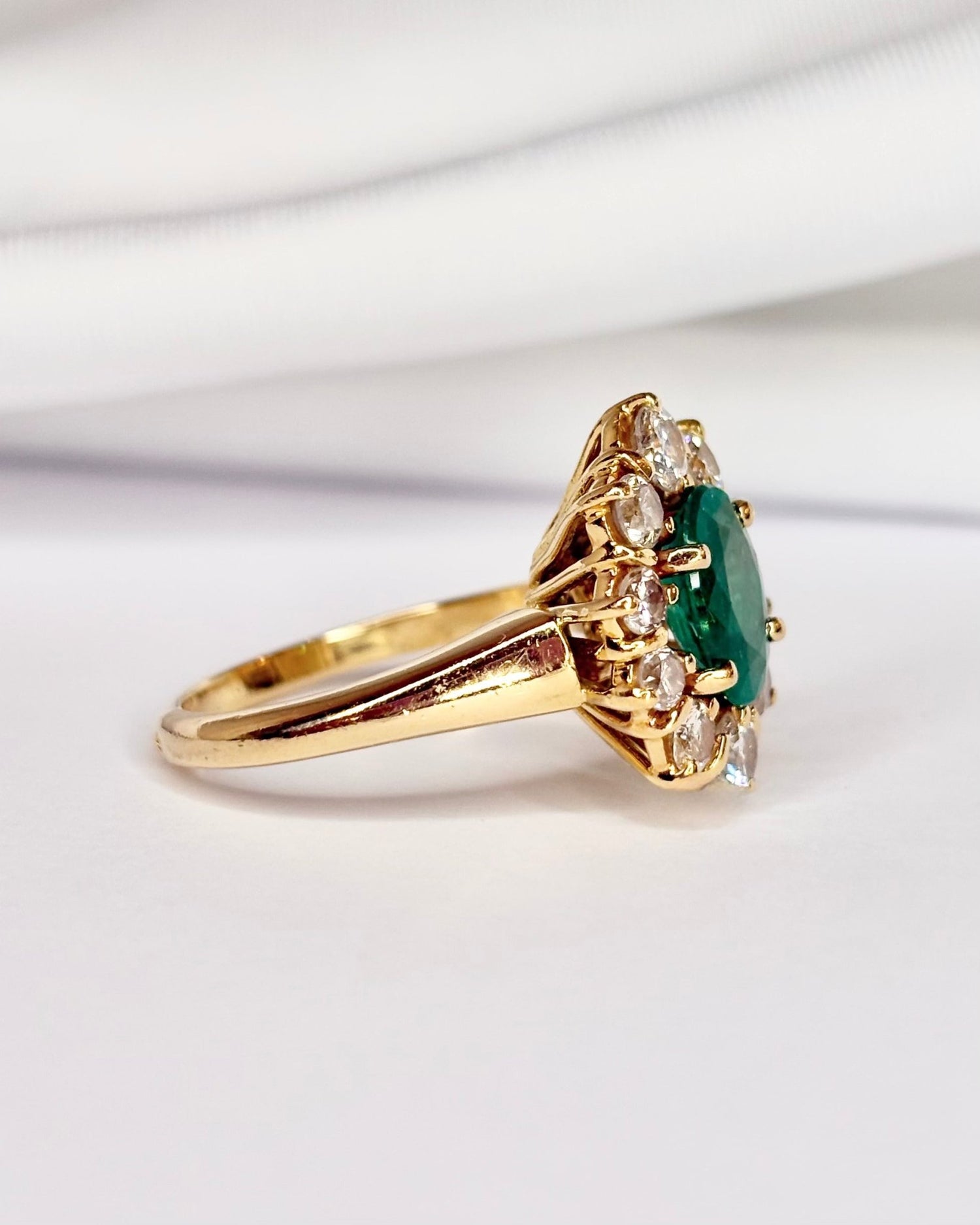 Bague Marguerite Émeraude 1.33 carat, Diamants 0.74 carat &amp; Or 6.25g "Louison" - Elliade Paris