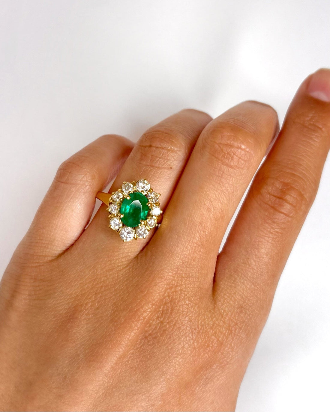 Bague Marguerite Émeraude 1.33 carat, Diamants 0.74 carat &amp; Or 6.25g "Louison" - Elliade Paris