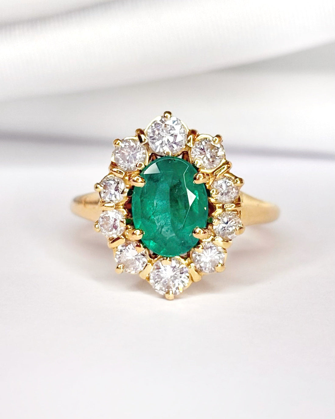 Bague Marguerite Émeraude 1.33 carat, Diamants 0.74 carat &amp; Or 6.25g "Louison" - Elliade Paris