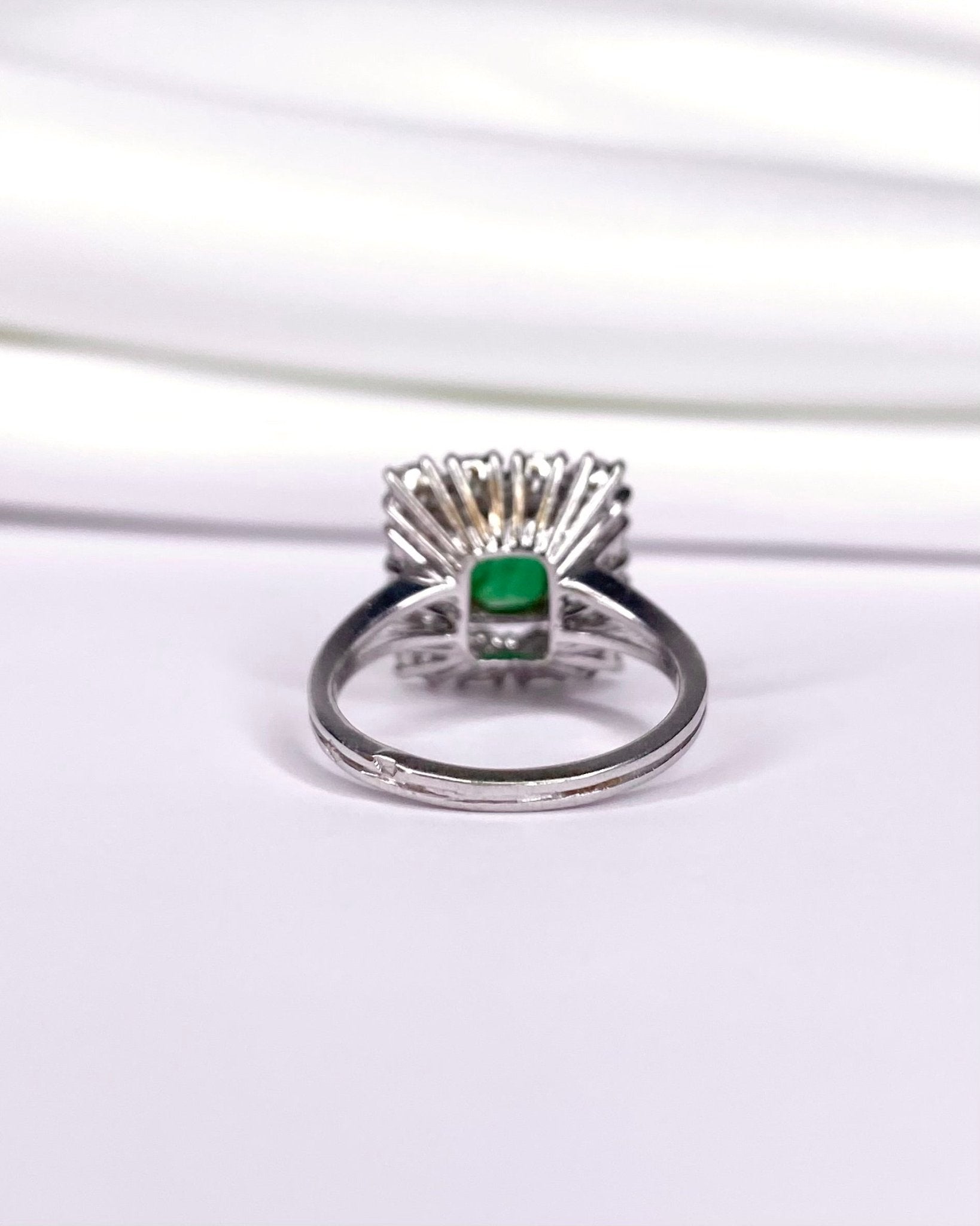 Bague Marguerite Émeraude 1.35 carat, Diamants 1.20 carat &amp; Or 5,01g "Capucine" - Elliade Paris