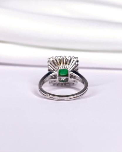 Bague Marguerite Émeraude 1.35 carat, Diamants 1.20 carat &amp; Or 5,01g "Capucine" - Elliade Paris