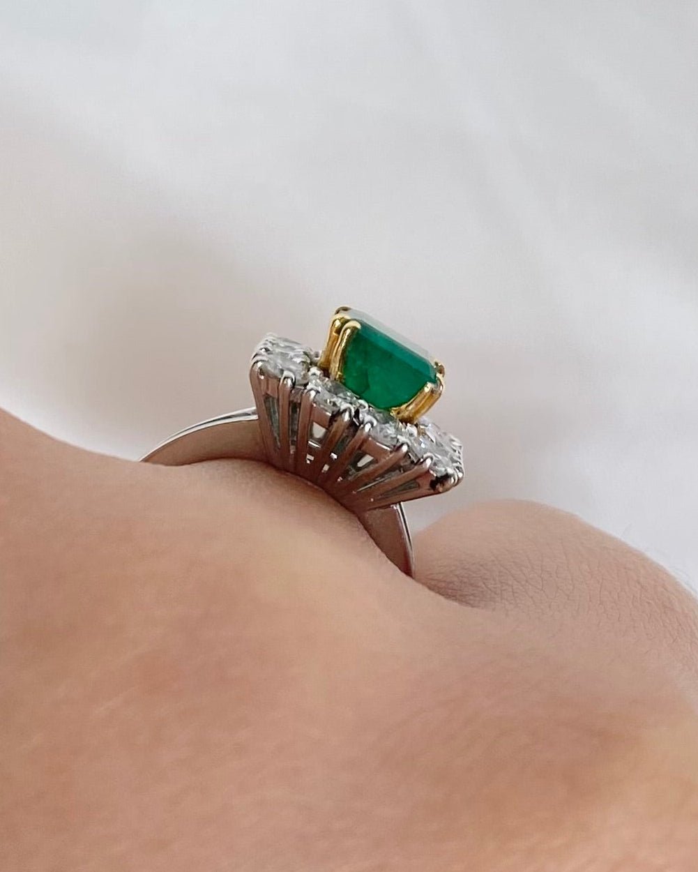 Bague Marguerite Émeraude 1.35 carat, Diamants 1.20 carat &amp; Or 5,01g "Capucine" - Elliade Paris