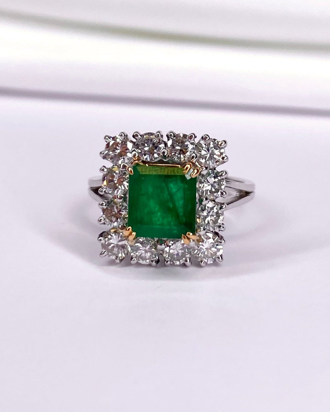 Bague Marguerite Émeraude 1.35 carat, Diamants 1.20 carat &amp; Or 5,01g "Capucine" - Elliade Paris