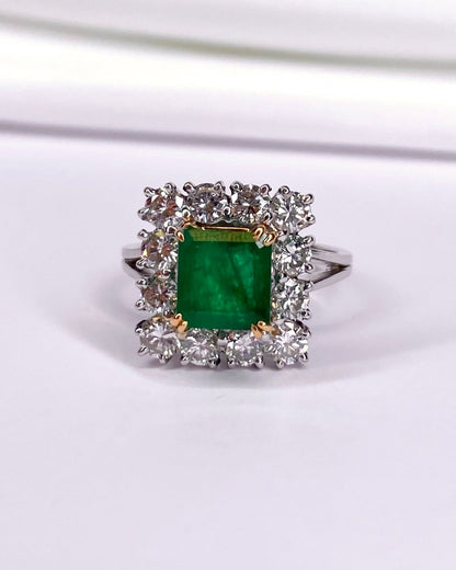 Bague Marguerite Émeraude 1.35 carat, Diamants 1.20 carat &amp; Or 5,01g "Capucine" - Elliade Paris