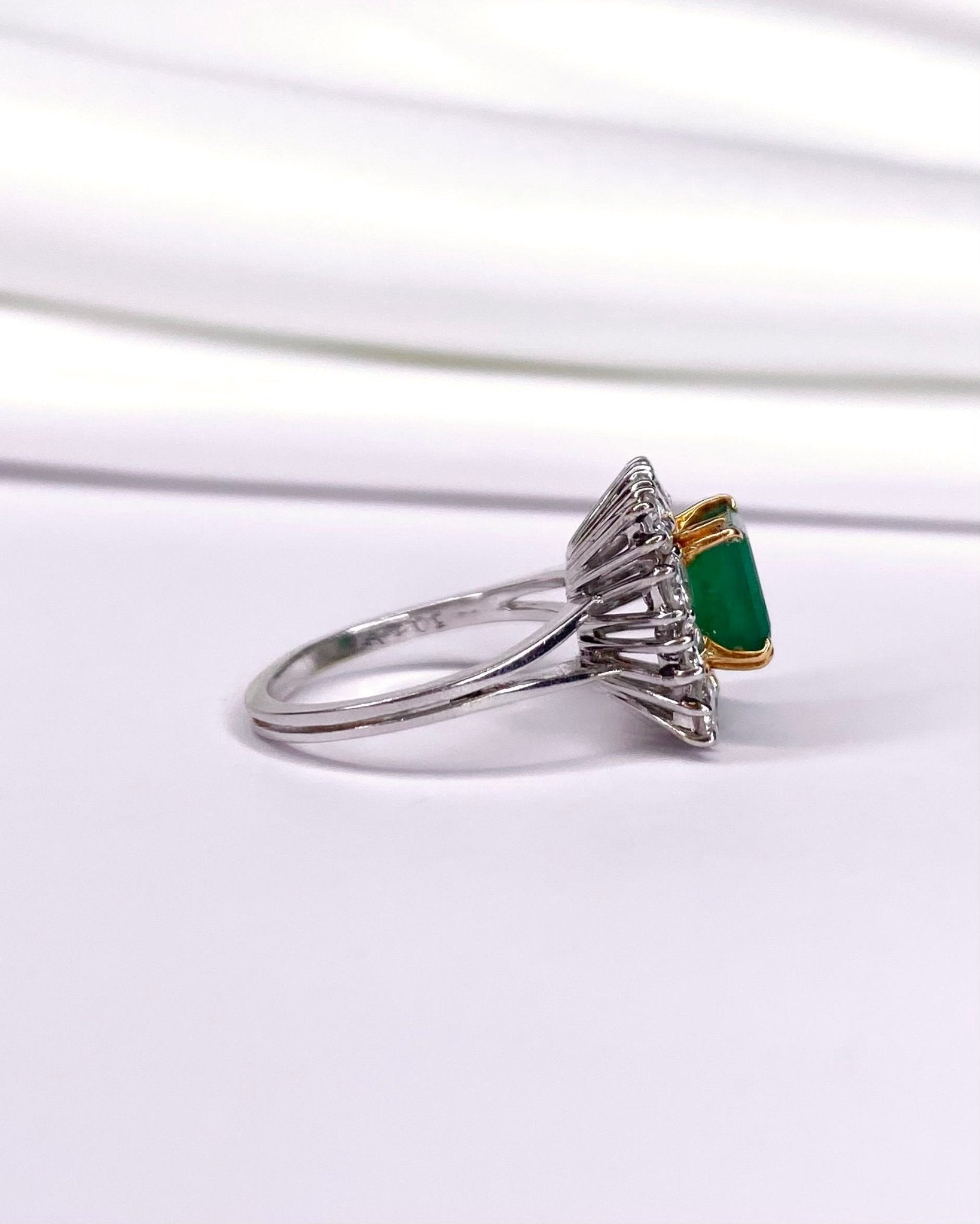 Bague Marguerite Émeraude 1.35 carat, Diamants 1.20 carat &amp; Or 5,01g "Capucine" - Elliade Paris